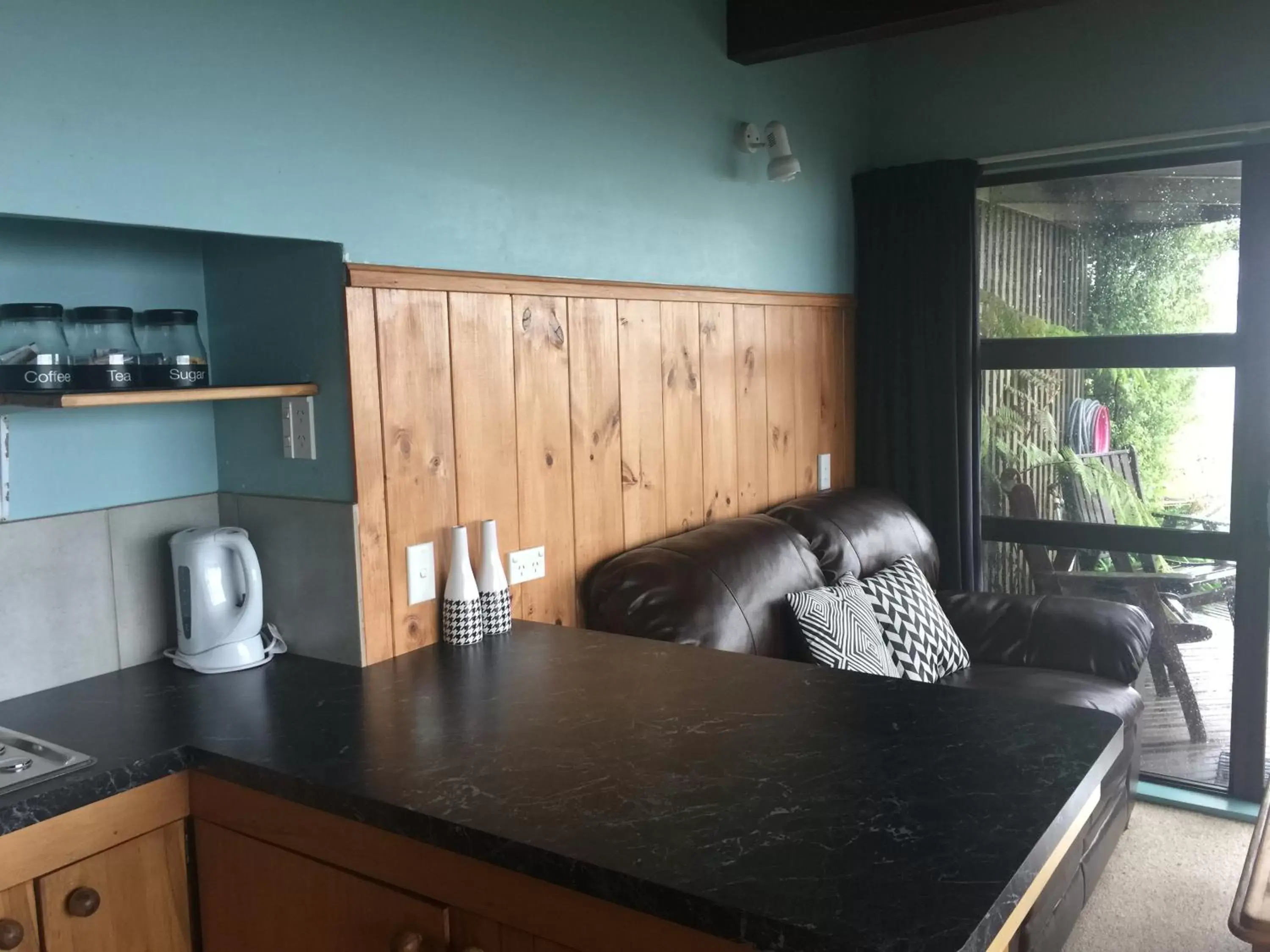 Kitchen or kitchenette in Grafton Cottage & Chalets