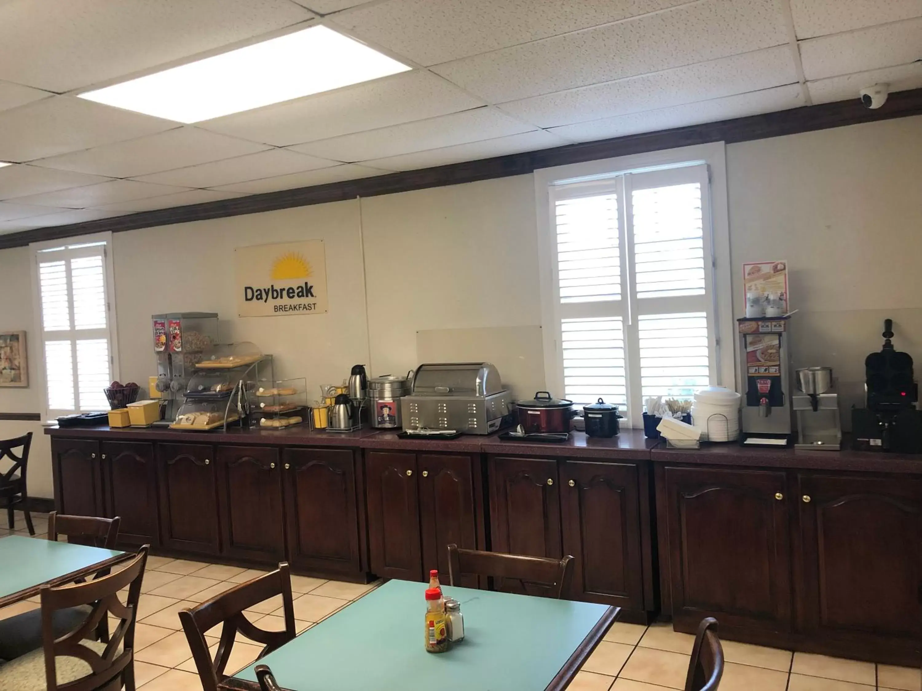 Coffee/tea facilities, Restaurant/Places to Eat in Days Inn by Wyndham Natchez