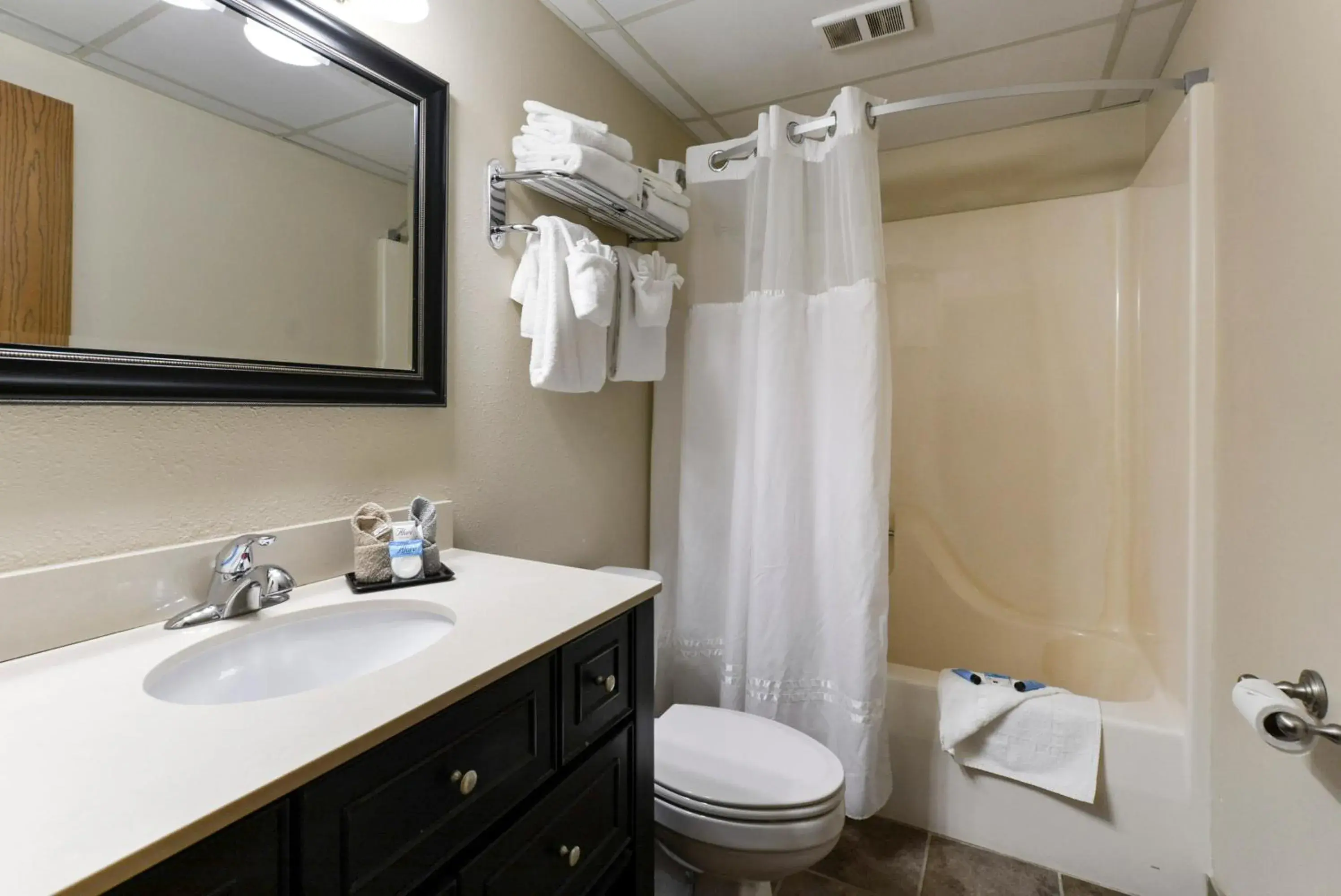 Bathroom in Grand View Inn & Suites