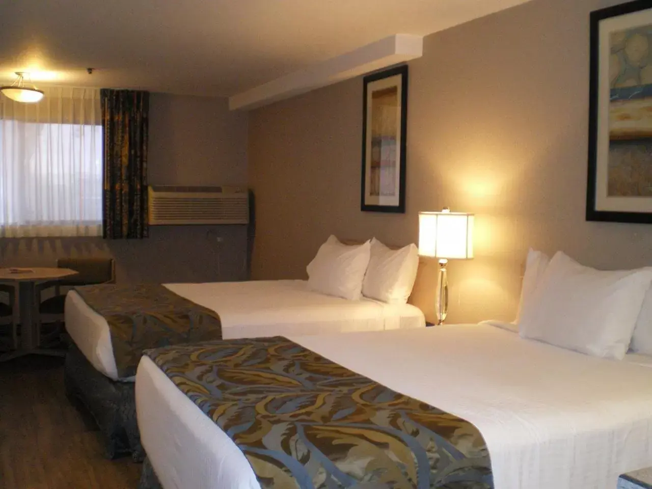 Bed in Shilo Inn Suites Hotel - Nampa Suites