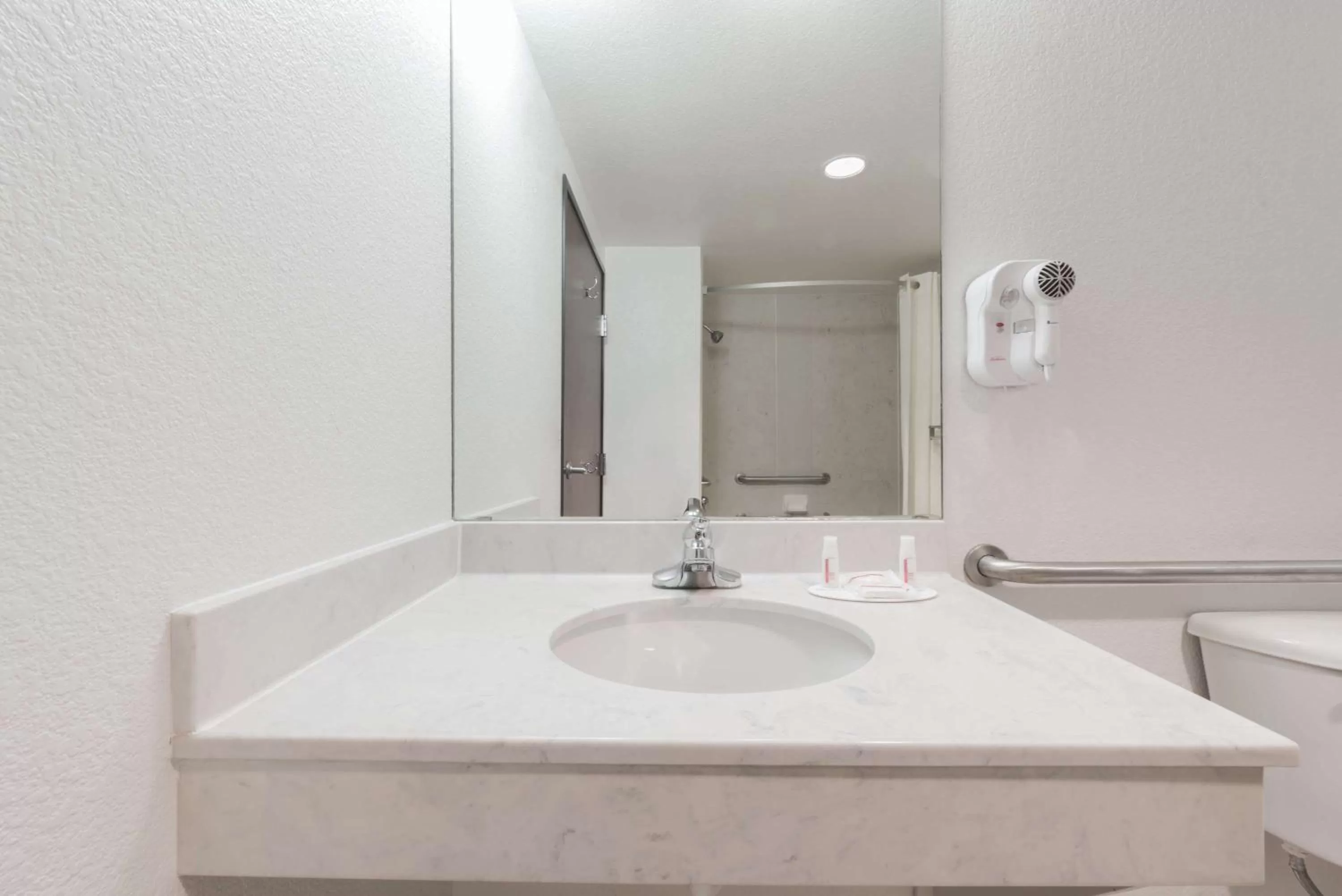 King Room with Roll-In Shower - Mobility/Hearing Accessible - Non-Smoking in Super 8 by Wyndham Weatherford