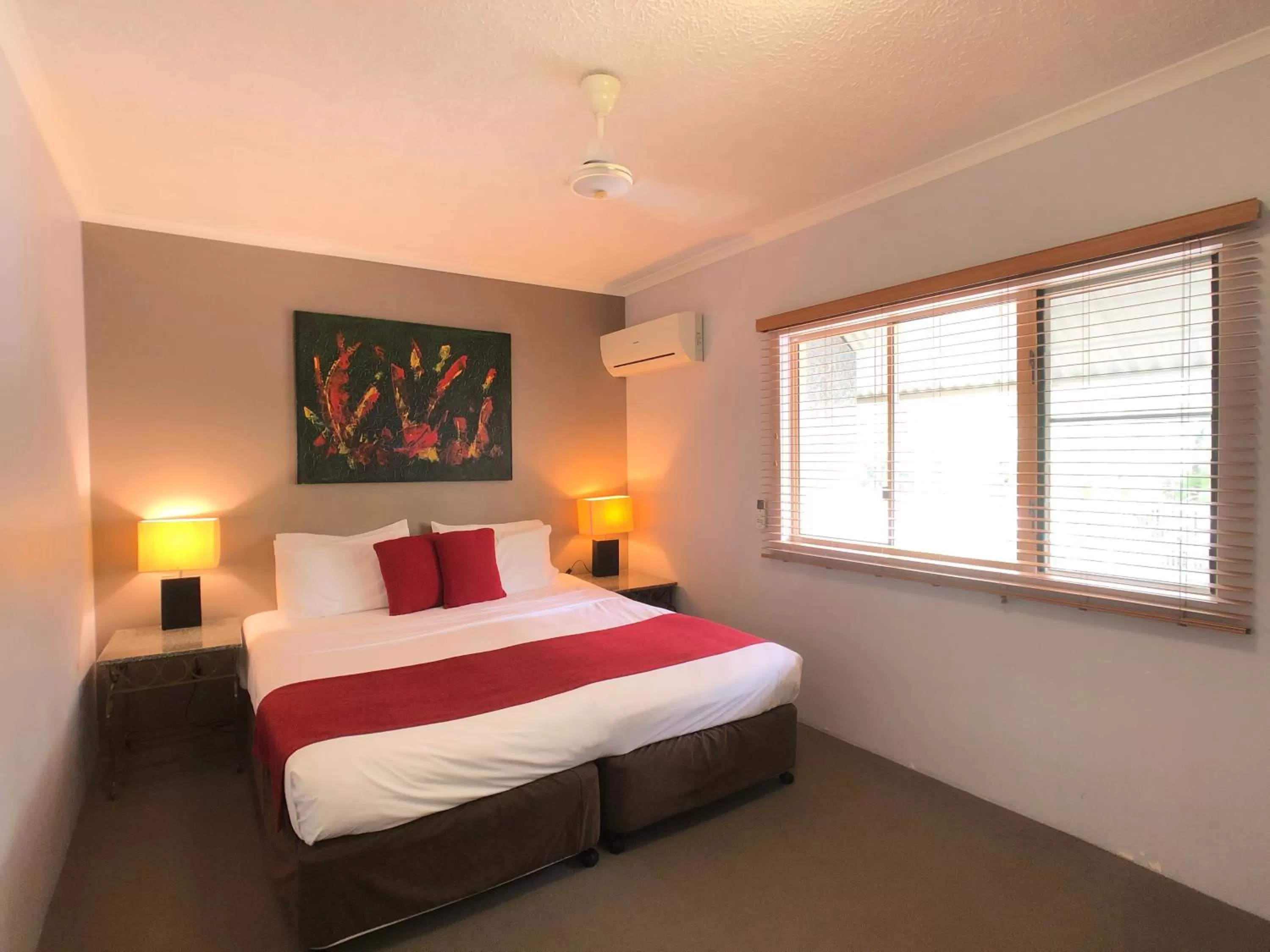 Bedroom, Bed in Cairns Beach Resort