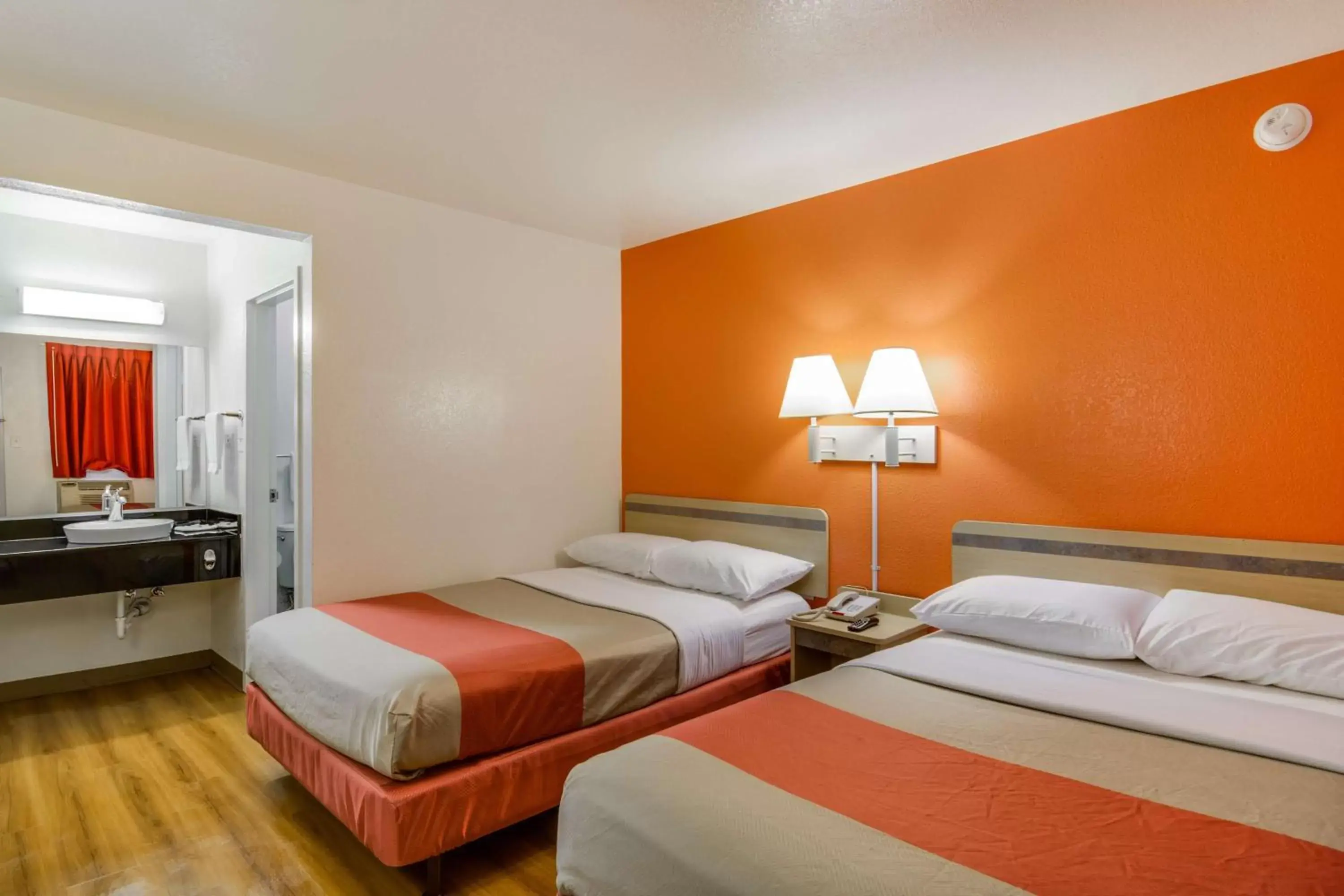 Bedroom, Bed in Motel 6-Schiller Park, IL - Chicago O'Hare