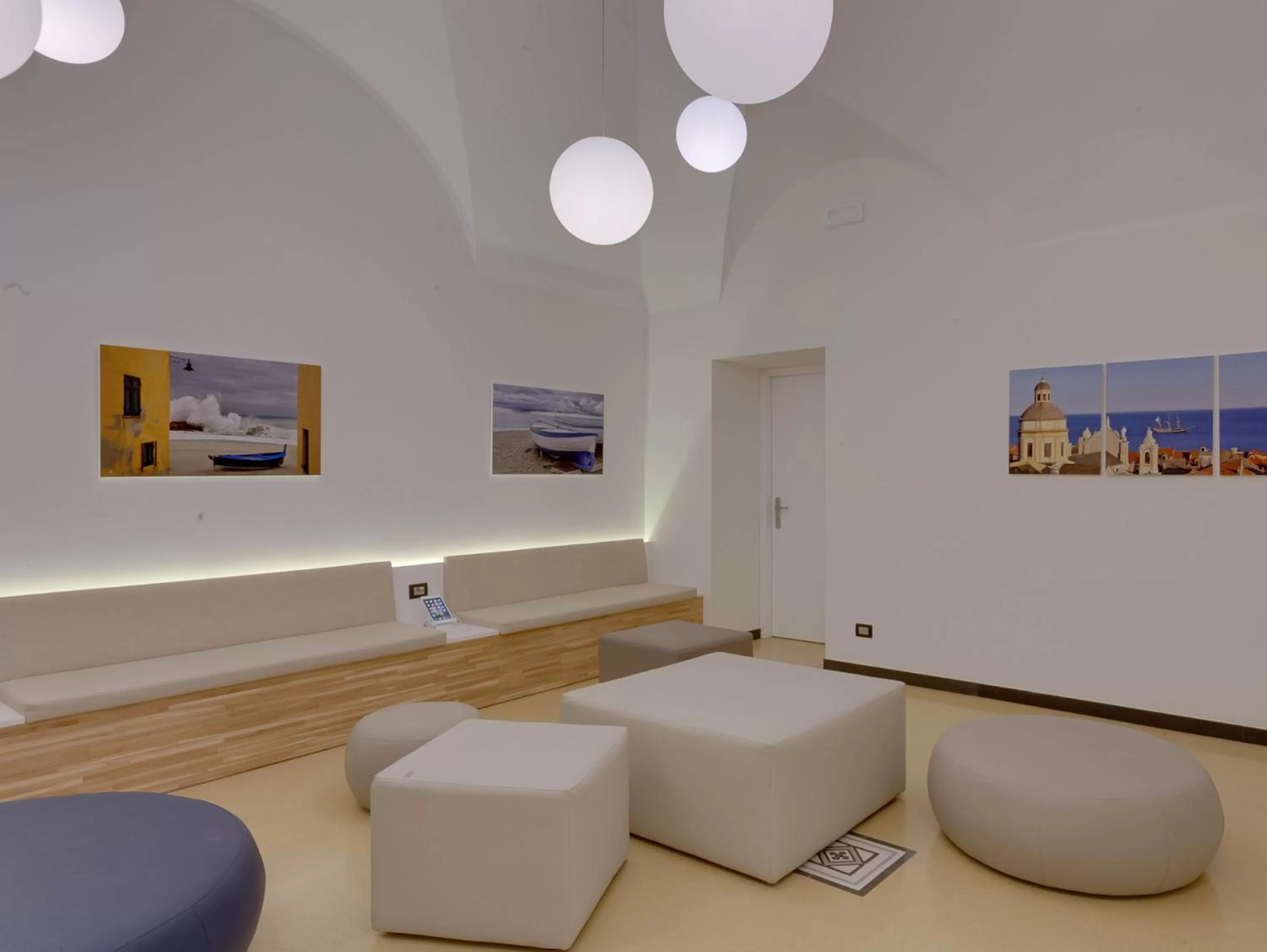 Communal lounge/ TV room in Hotel Medusa