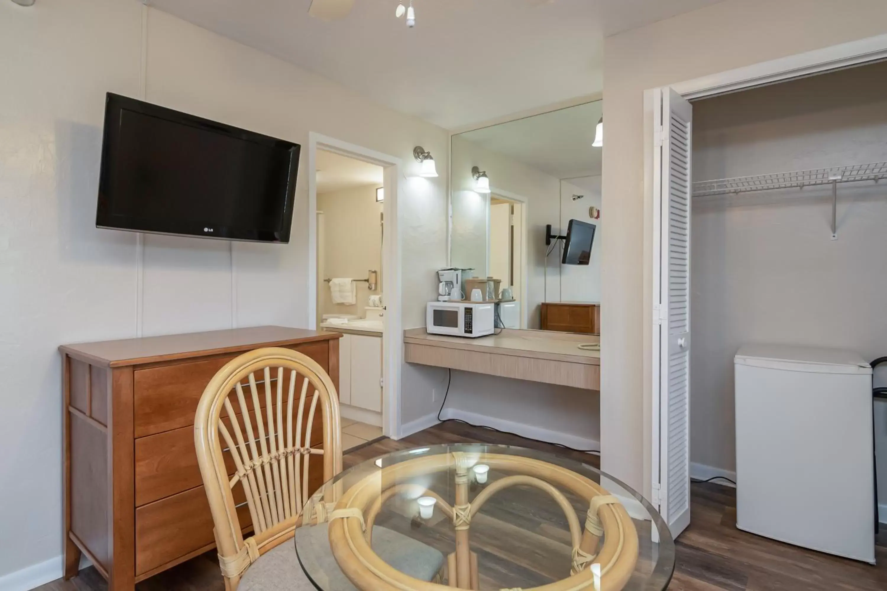 Dining area, Kitchen/Kitchenette in The Fairways Inn of Naples