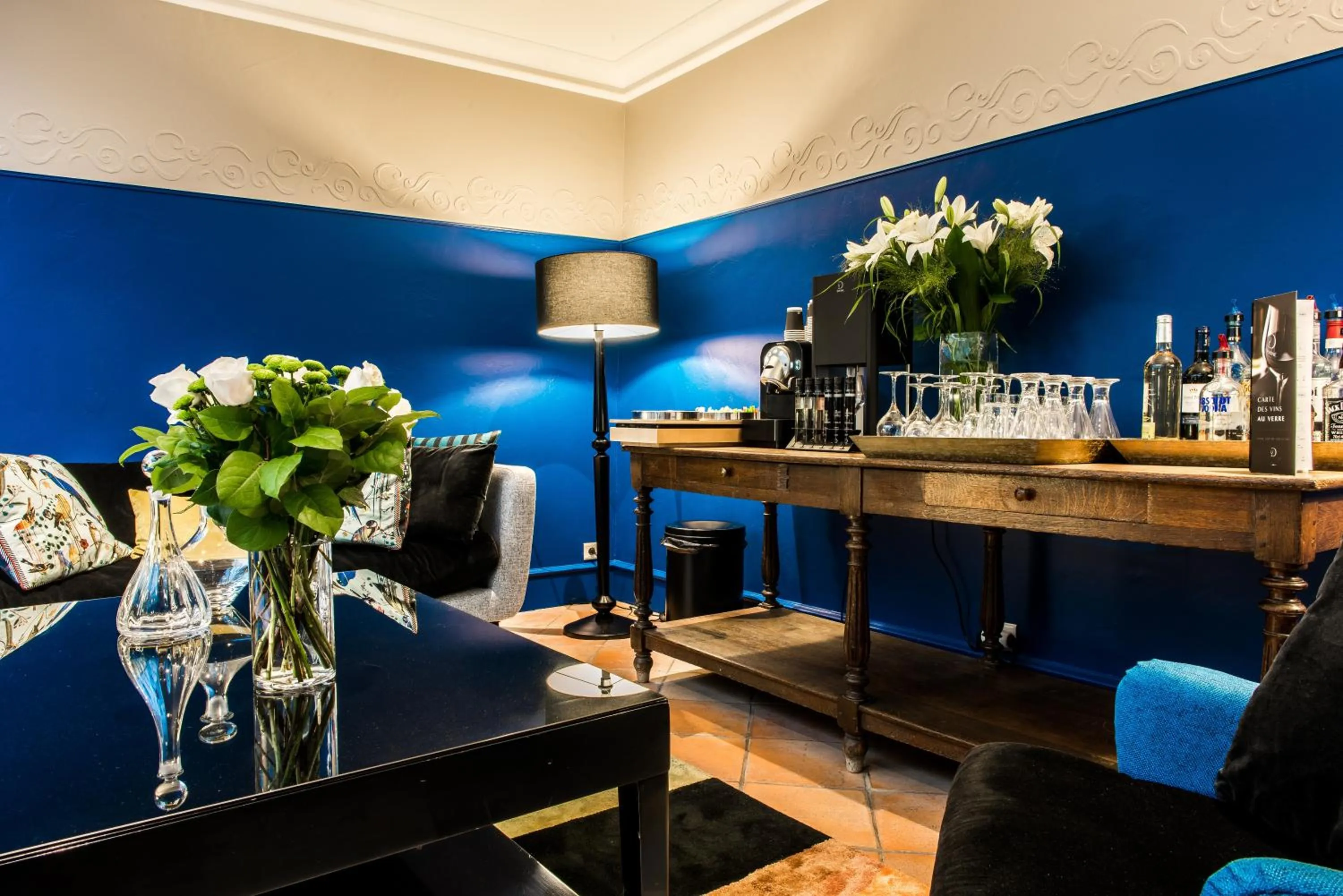 Lounge or bar in Hôtel Jardin Le Bréa