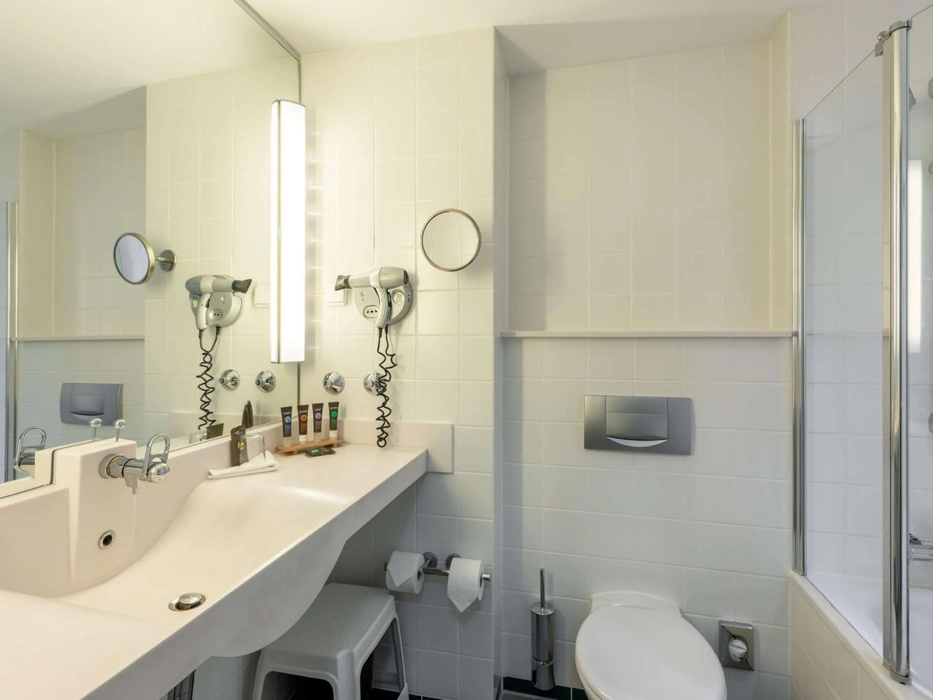 Photo of the whole room, Bathroom in Novotel Mainz