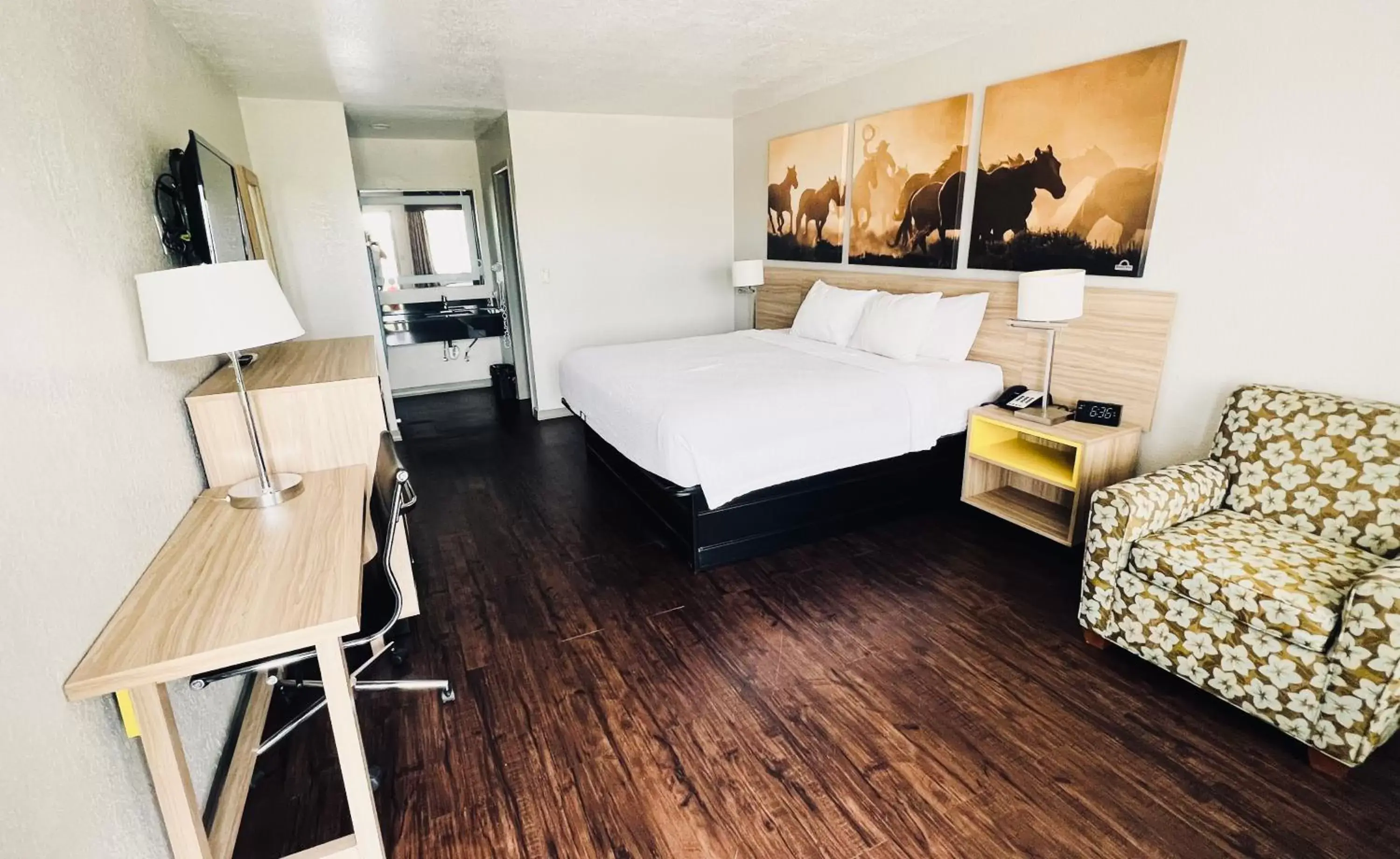 Photo of the whole room, Bed in Days Inn & Suites by Wyndham - Canton First Monday Trade Days