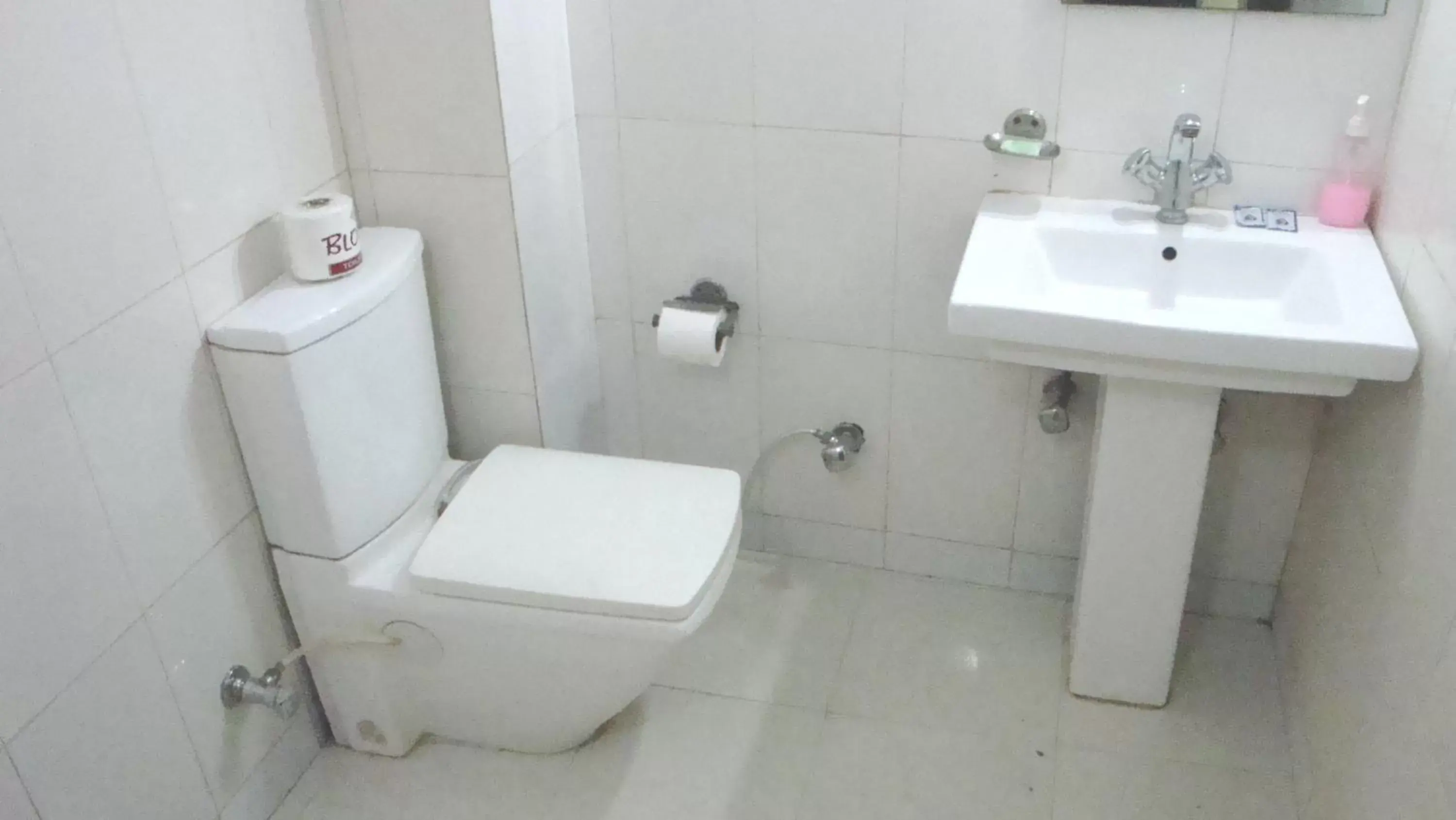 Toilet, Bathroom in Hotel Su Shree Continental 5 Minutes Walk From New Delhi Railway Station