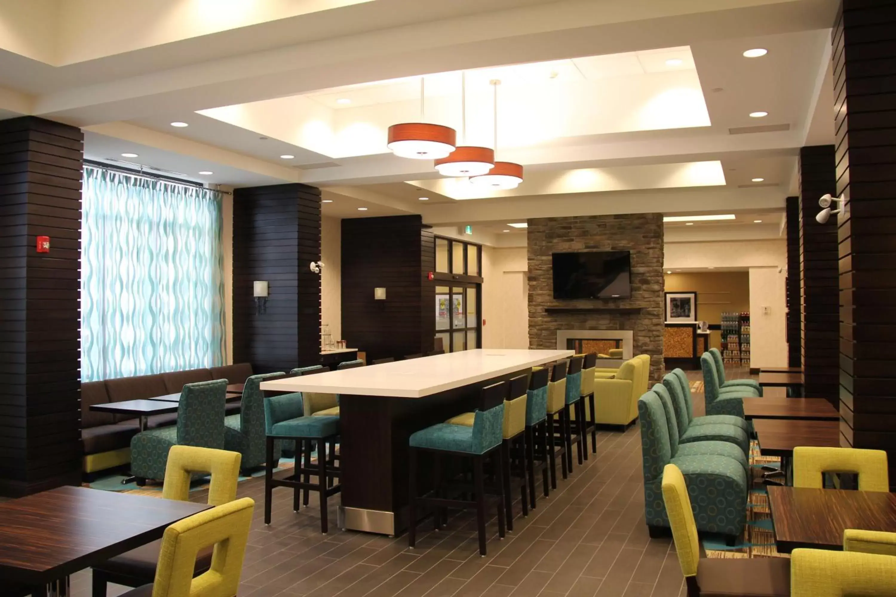 Dining area, Lounge/Bar in Hampton Inn by Hilton Winnipeg