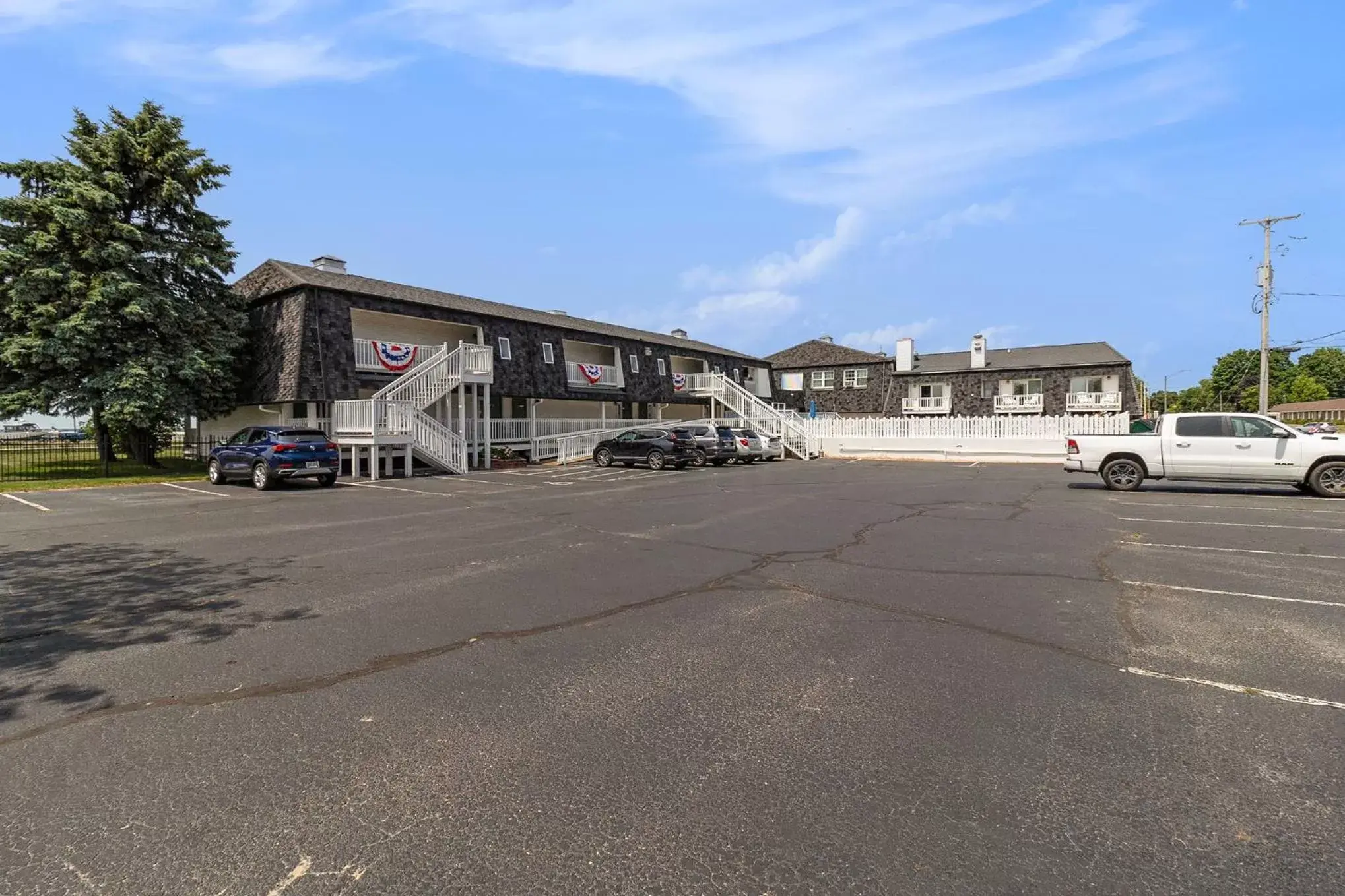 Property Building in Snyders Shoreline Inn