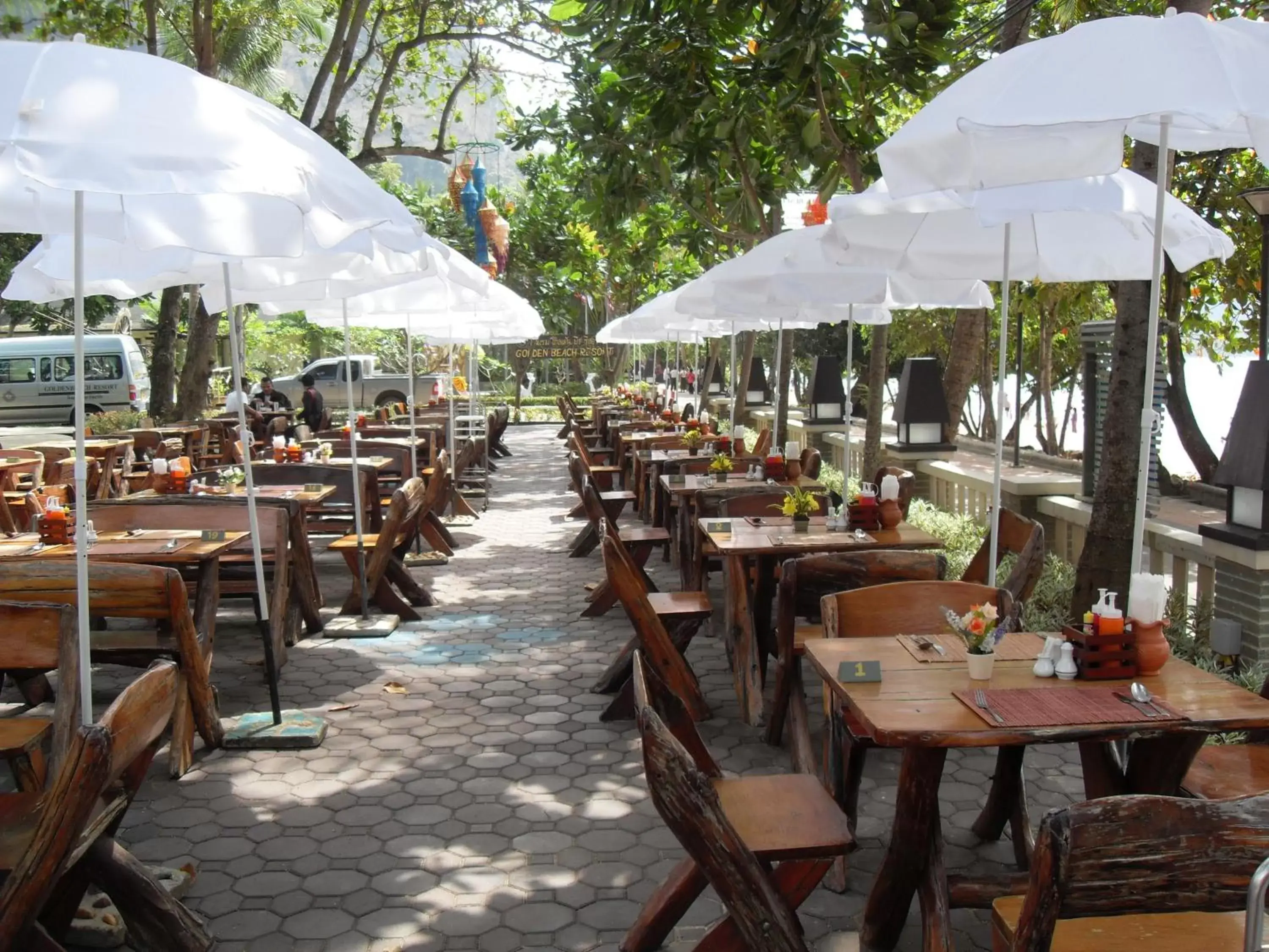 Restaurant/Places to Eat in Golden Beach Resort