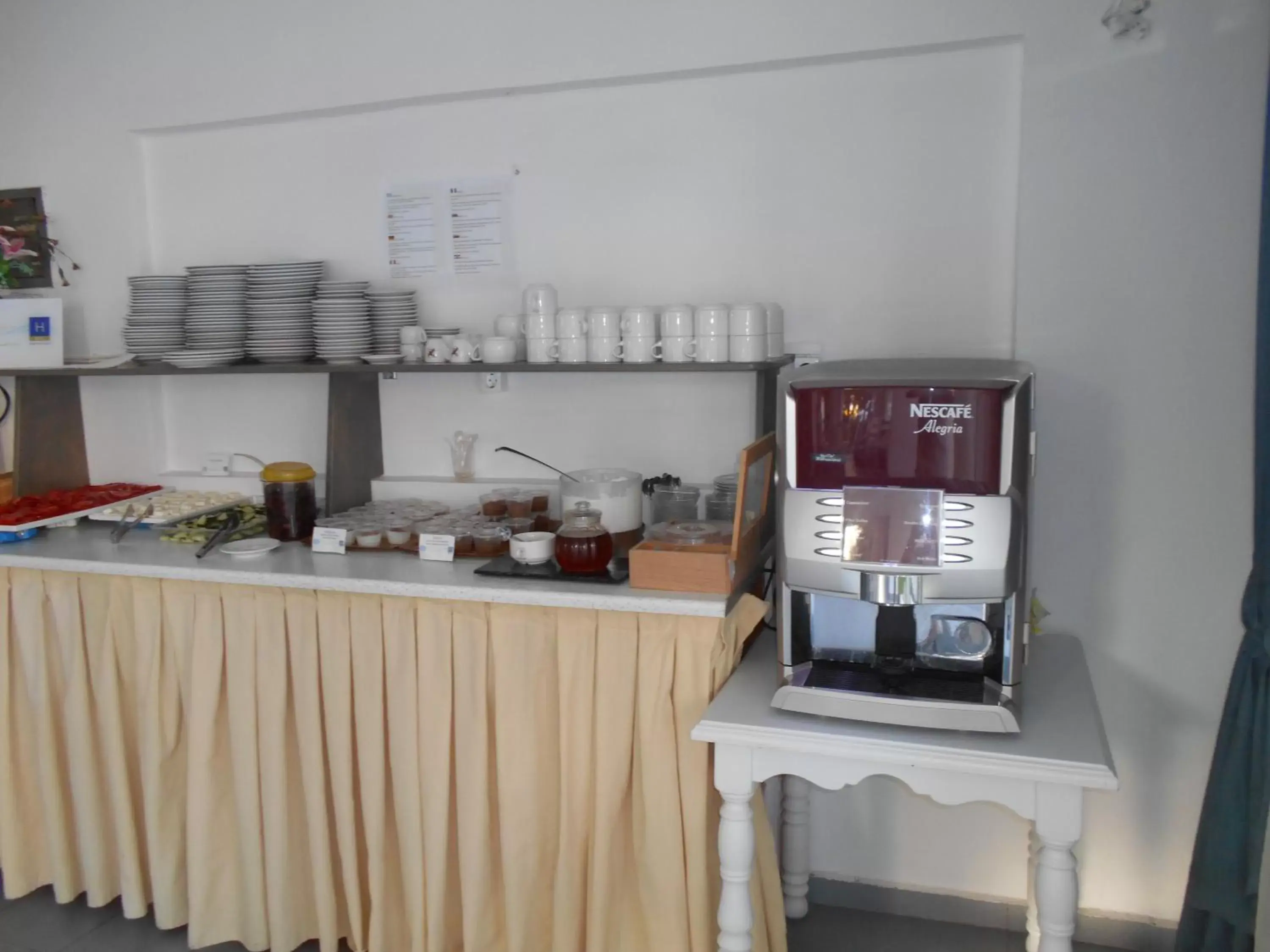 Buffet breakfast, Kitchen/Kitchenette in Hotel Koala