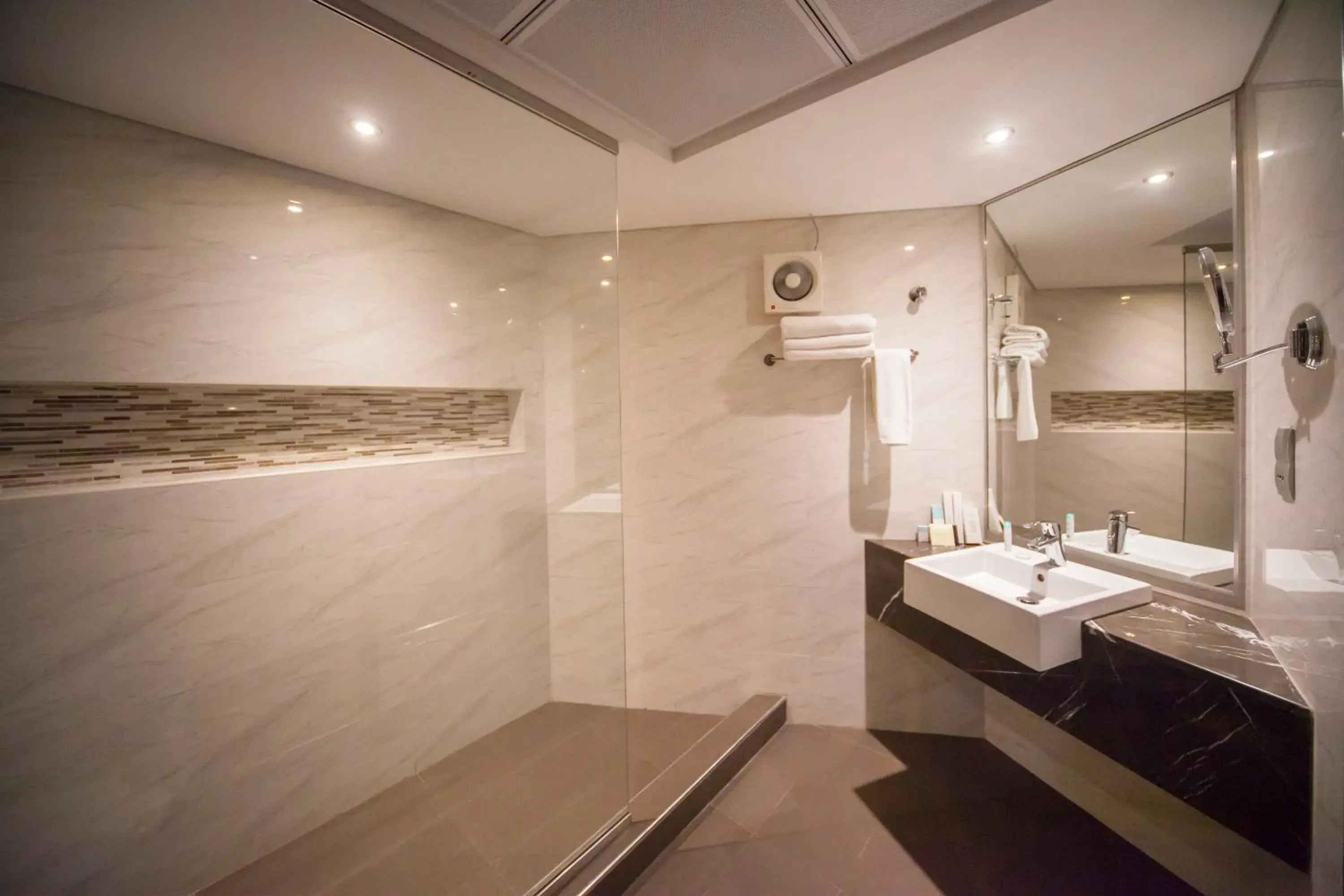 Bathroom in Pearl Beach Hotel