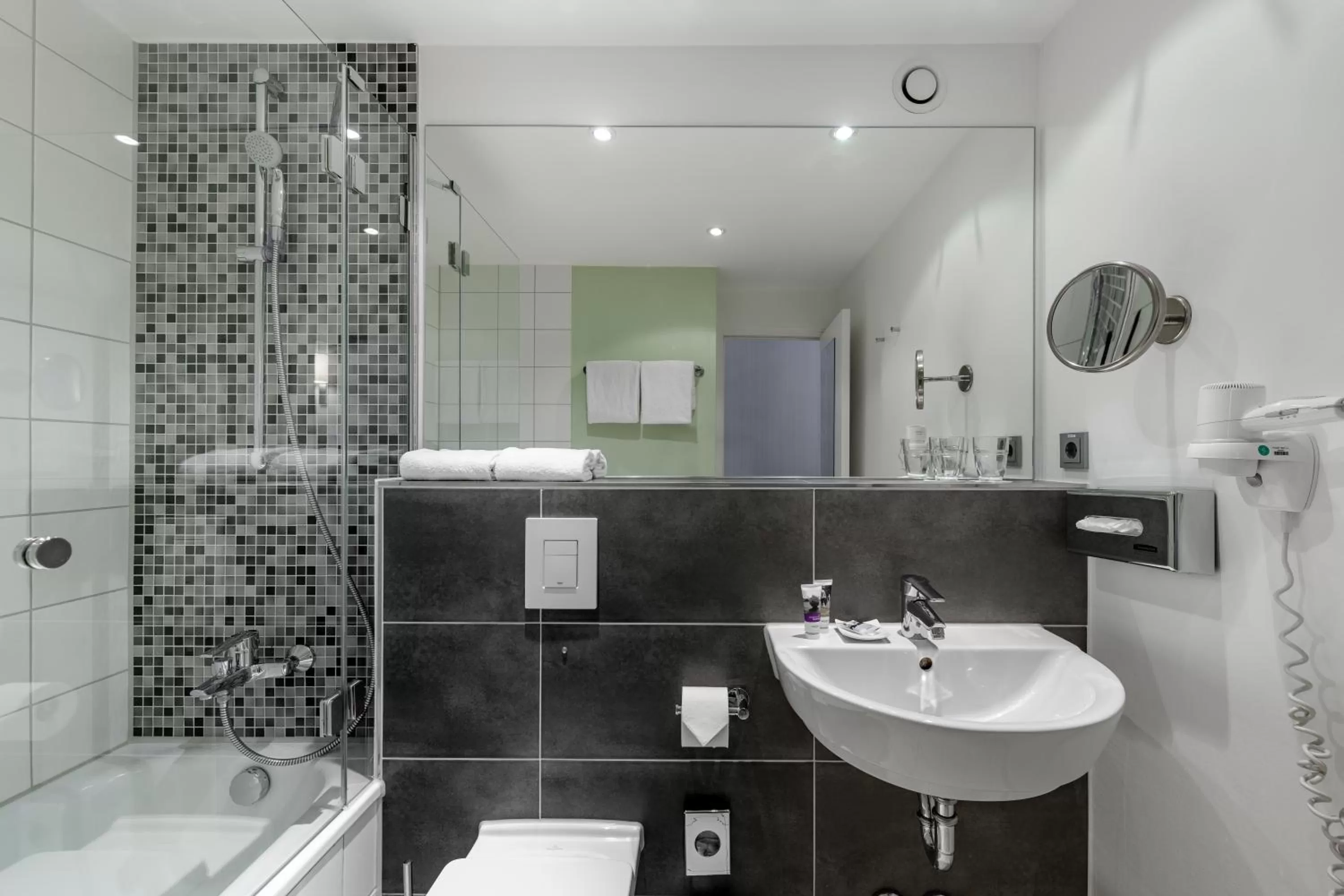 Shower in Mercure Stuttgart Sindelfingen an der Messe