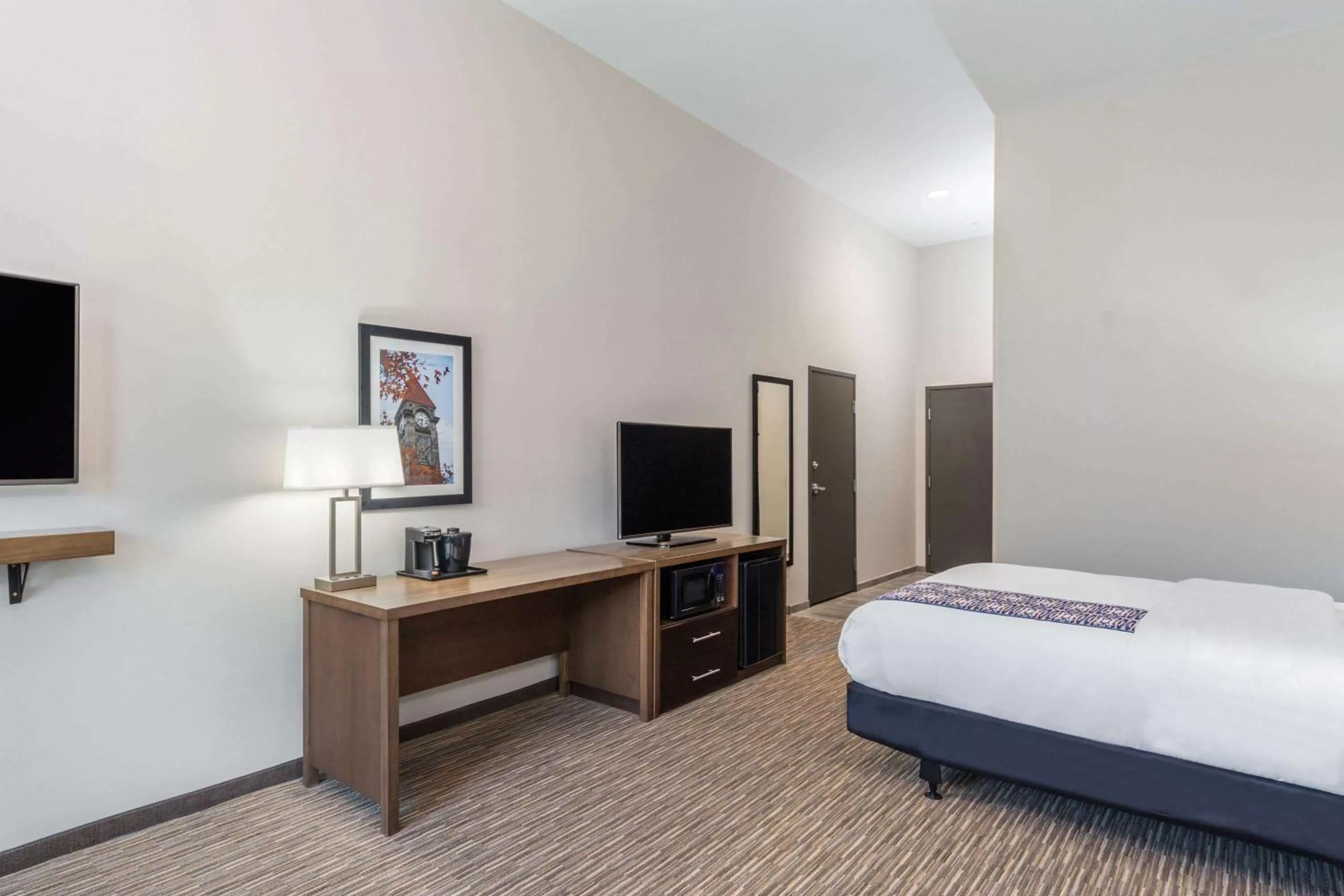 Photo of the whole room, Bed in La Quinta Inn and Suites by Wyndham Bloomington