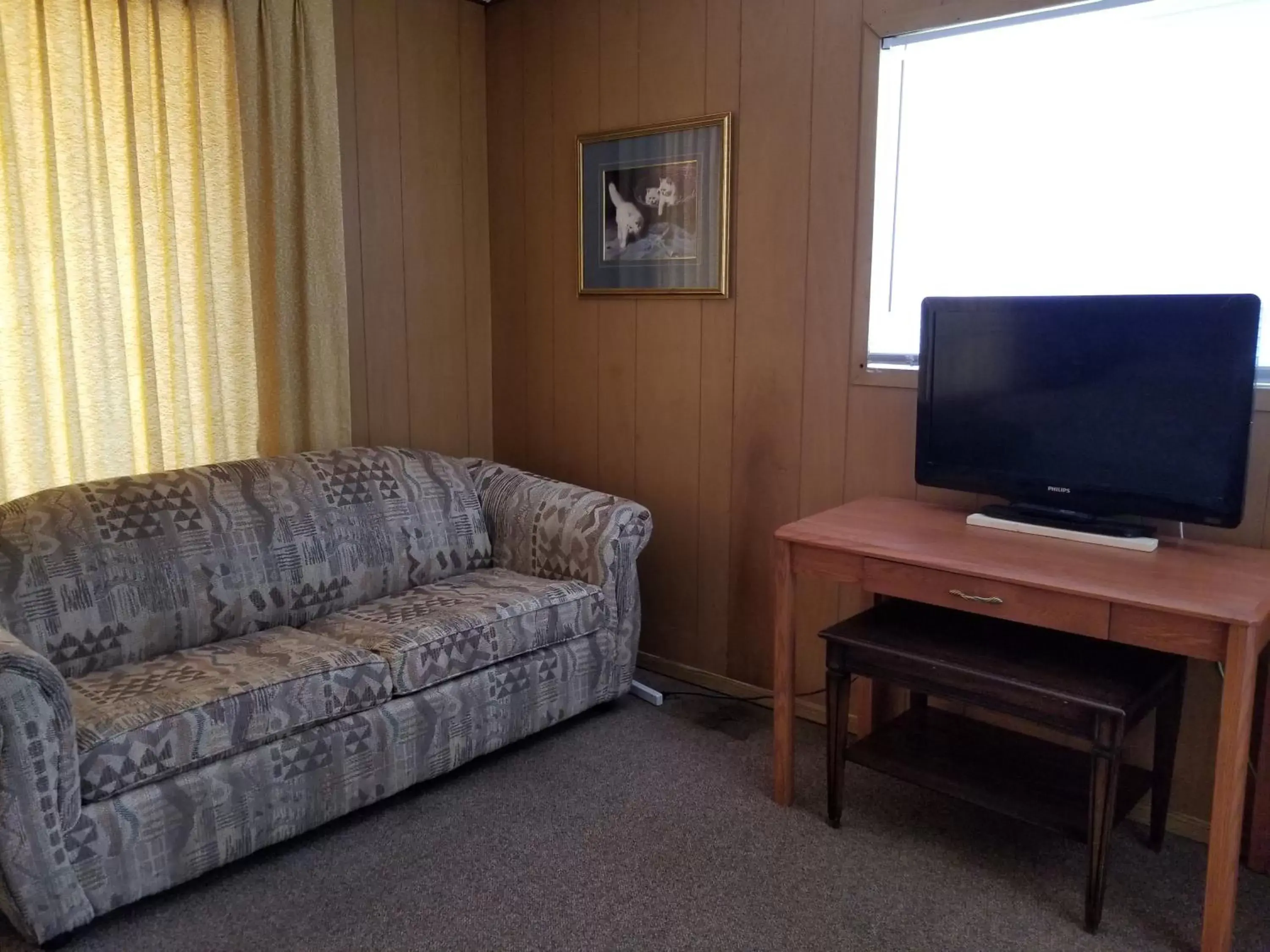 TV/Entertainment Center in Melsask Motel