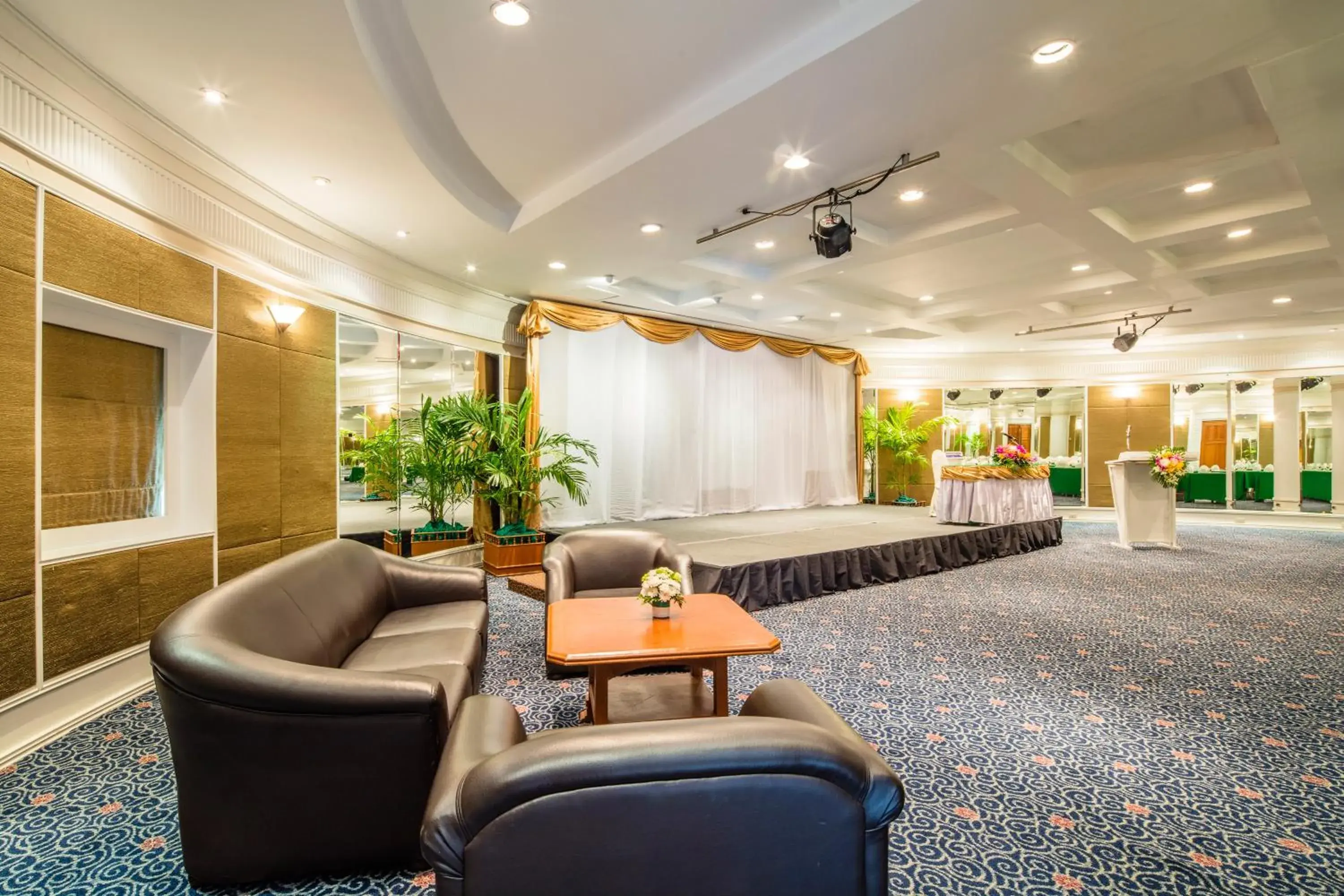 Meeting/conference room, Lounge/Bar in Cholchan Pattaya Beach Resort - SHA Extra Plus