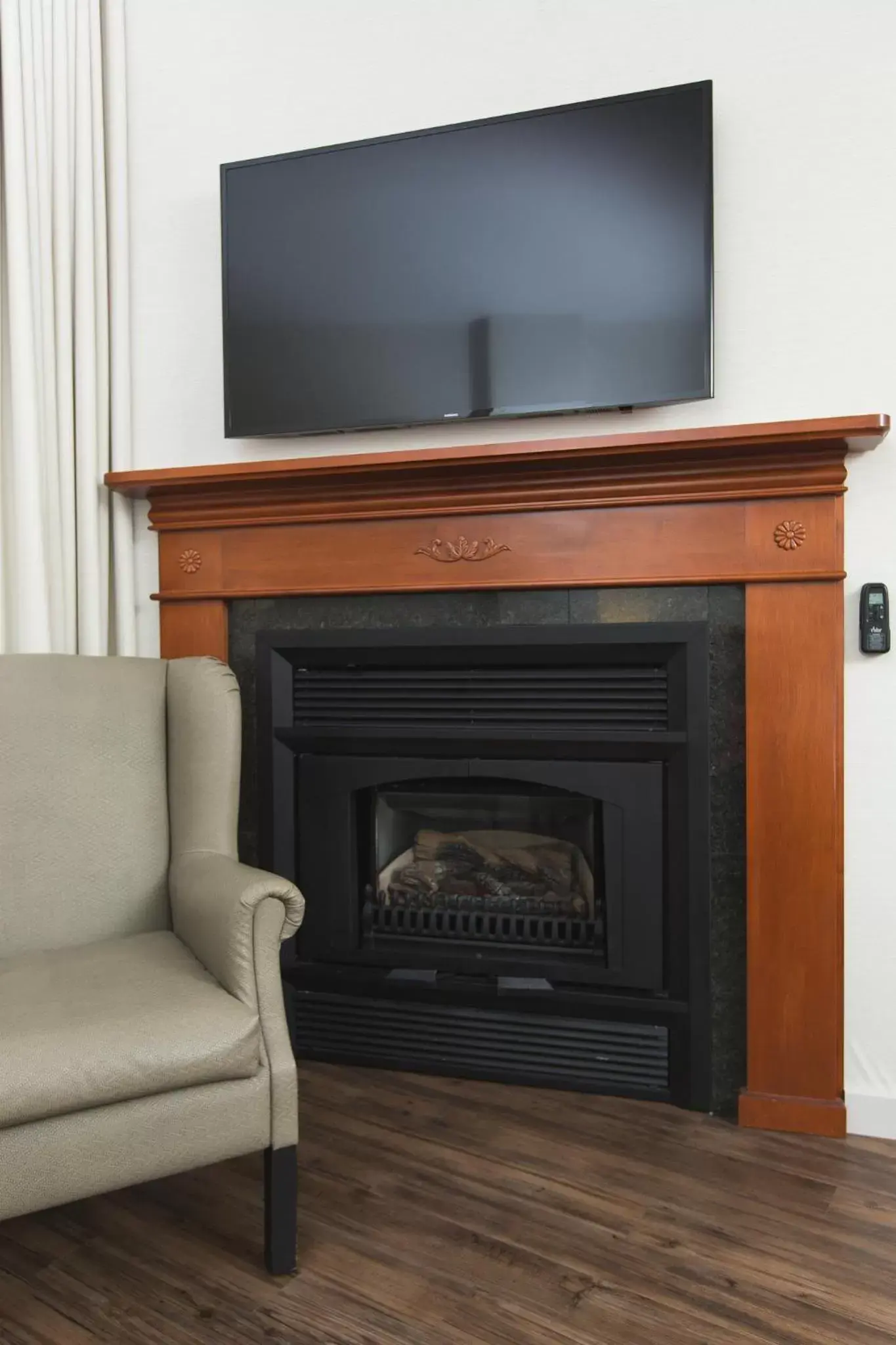 Photo of the whole room, TV/Entertainment Center in Hotel Chateau Laurier Québec