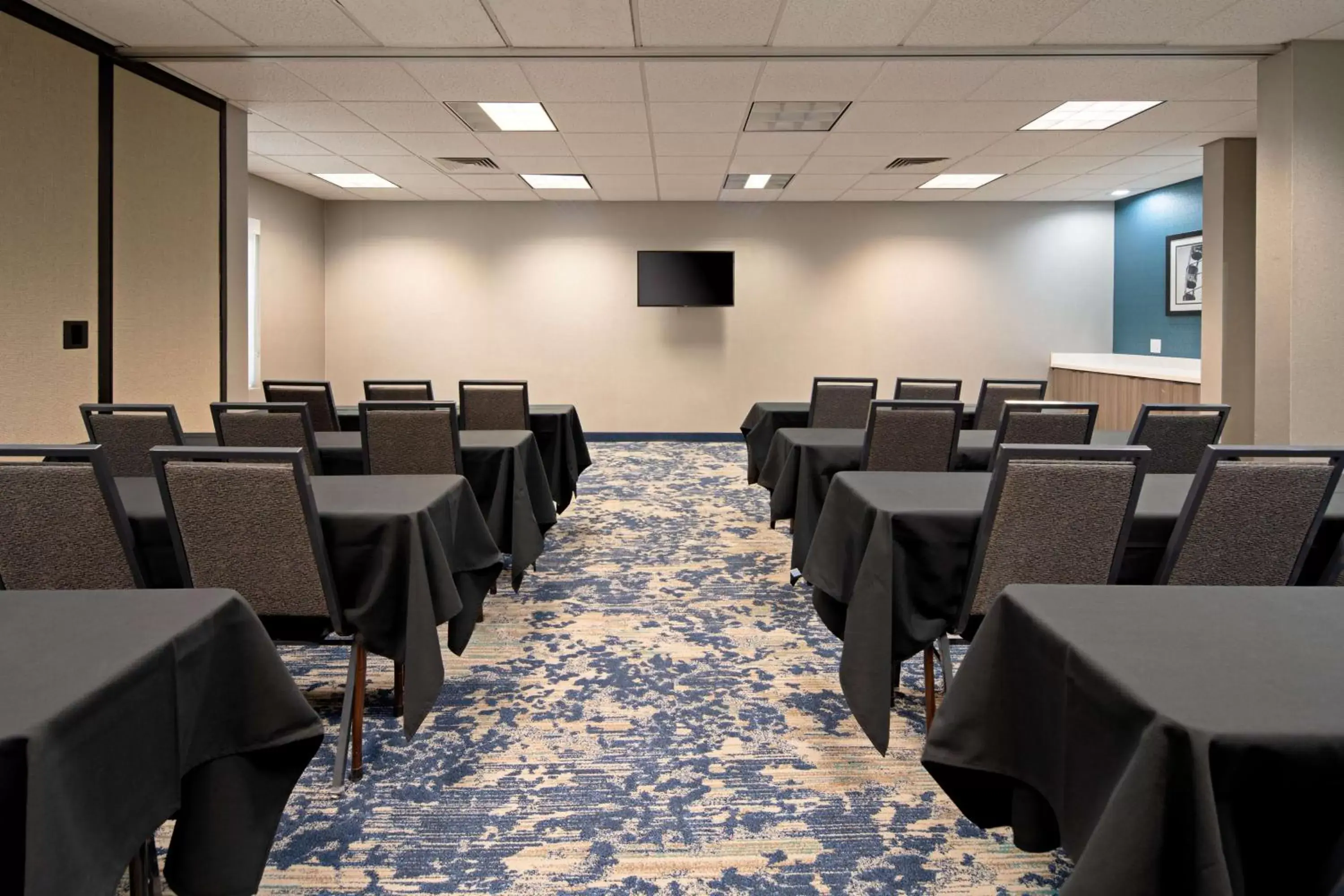 Photo of the whole room in Best Western Valencia/Six Flags Inn & Suites