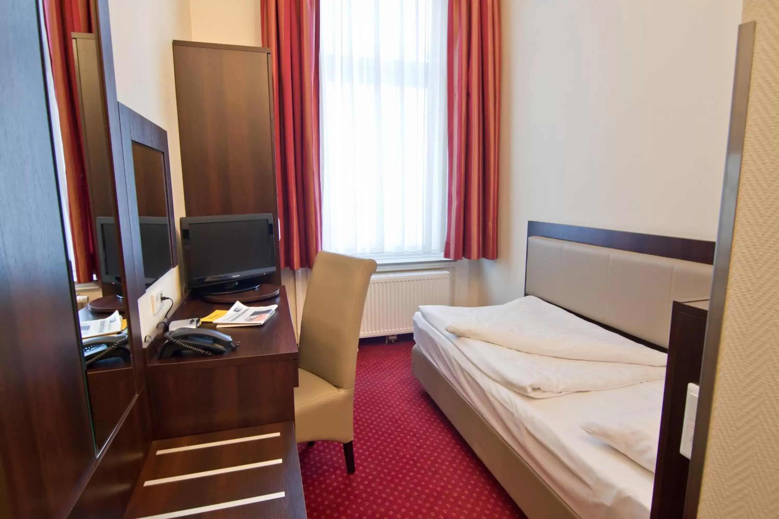 Photo of the whole room, Bed in Novum Hotel Graf Moltke Hamburg