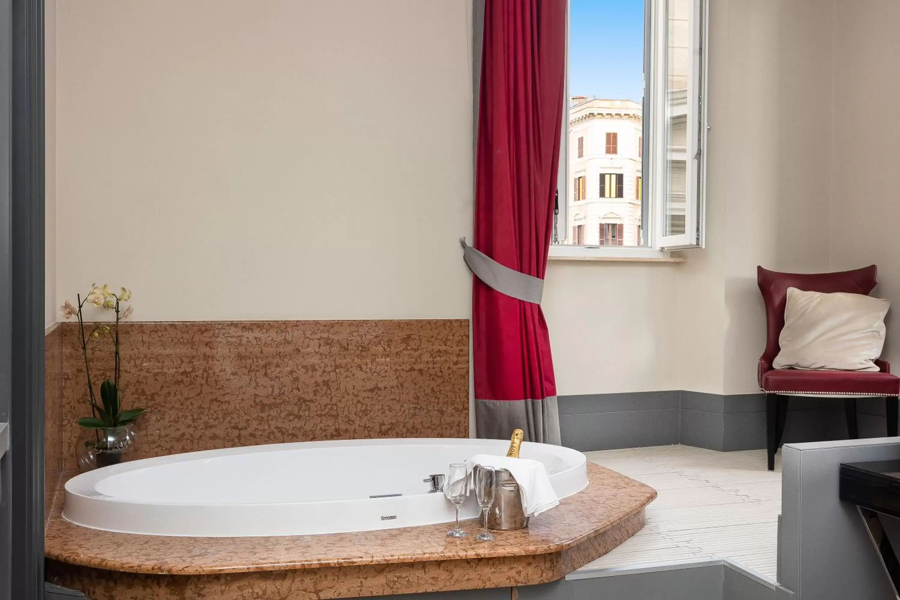 Hot Tub, Bathroom in Hotel Castellino Roma