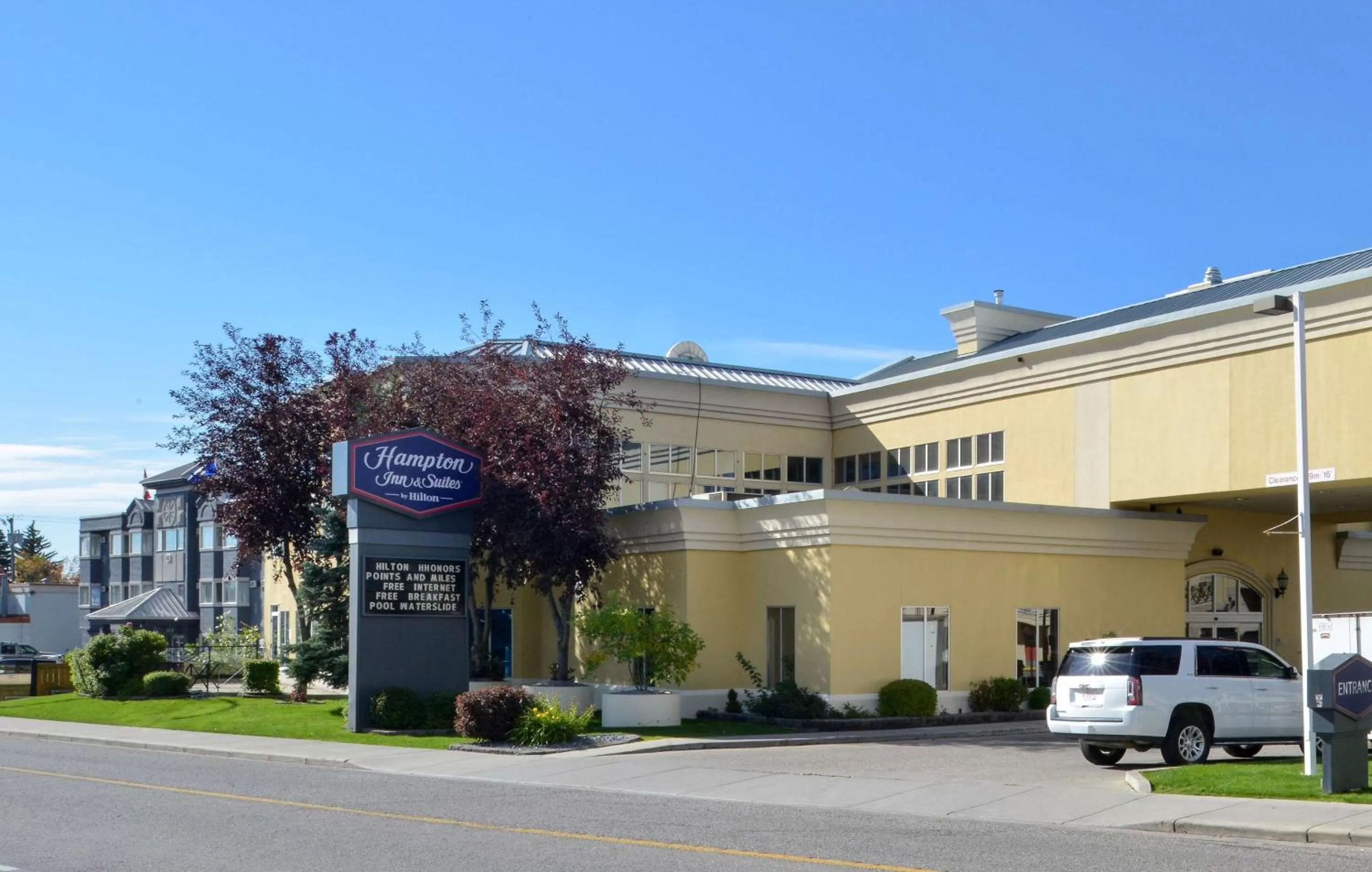 Property building in Hampton Inn & Suites by Hilton Calgary University NW