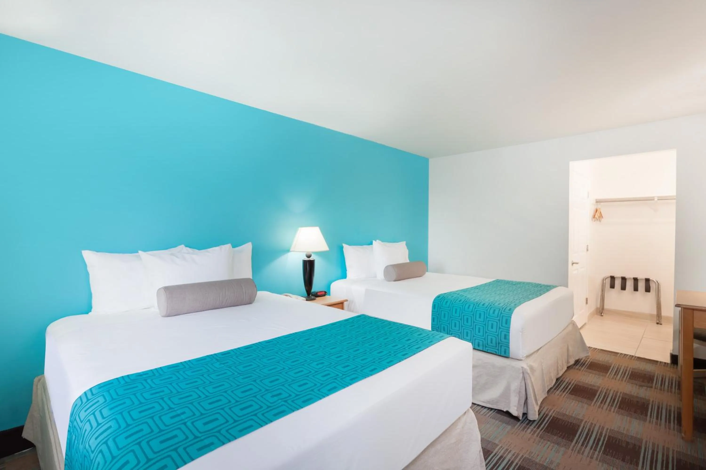 Property building, Bed in Howard Johnson by Wyndham San Diego Hotel Circle