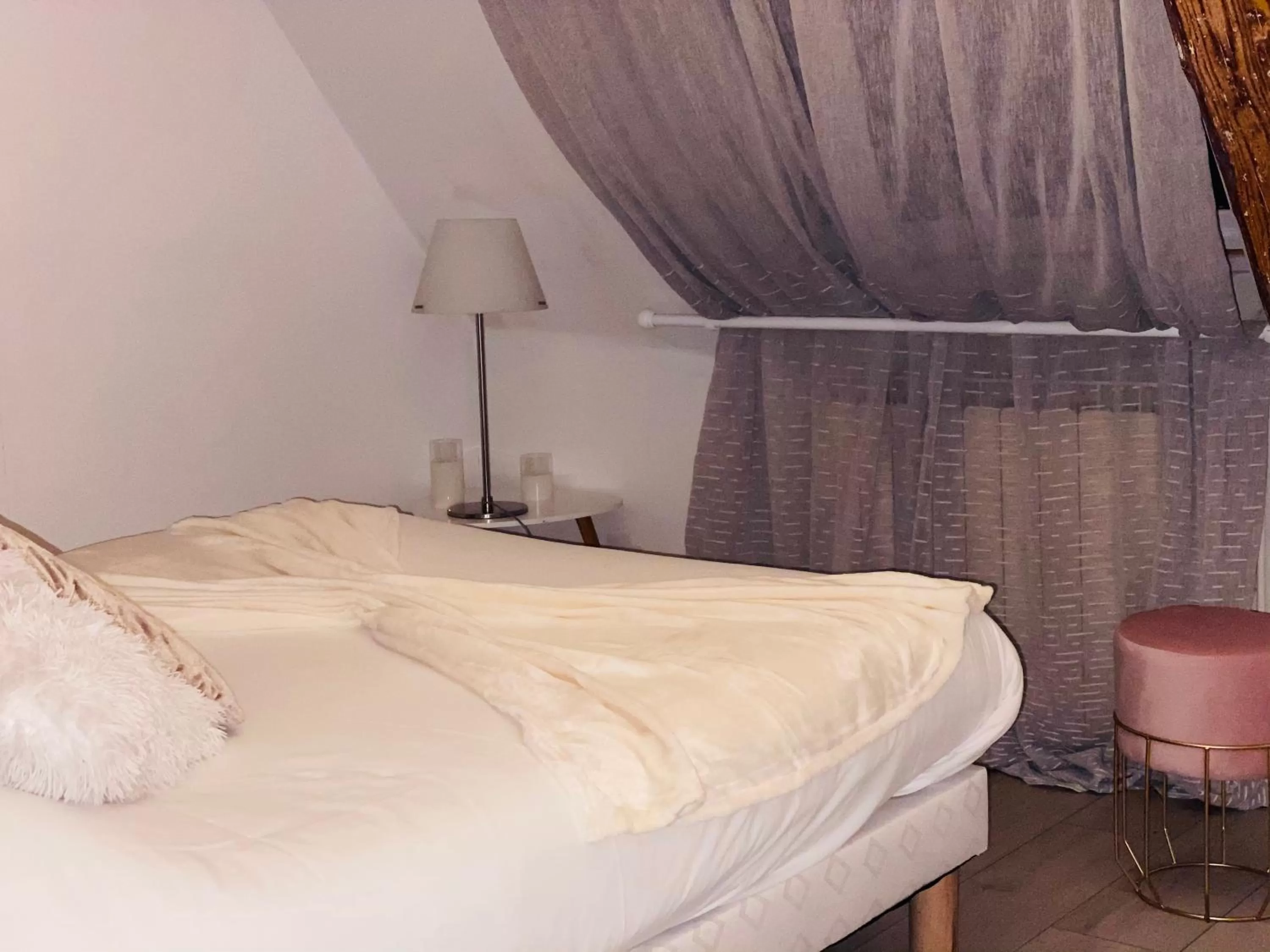 Bed in Théâtre Hôtel Chambéry