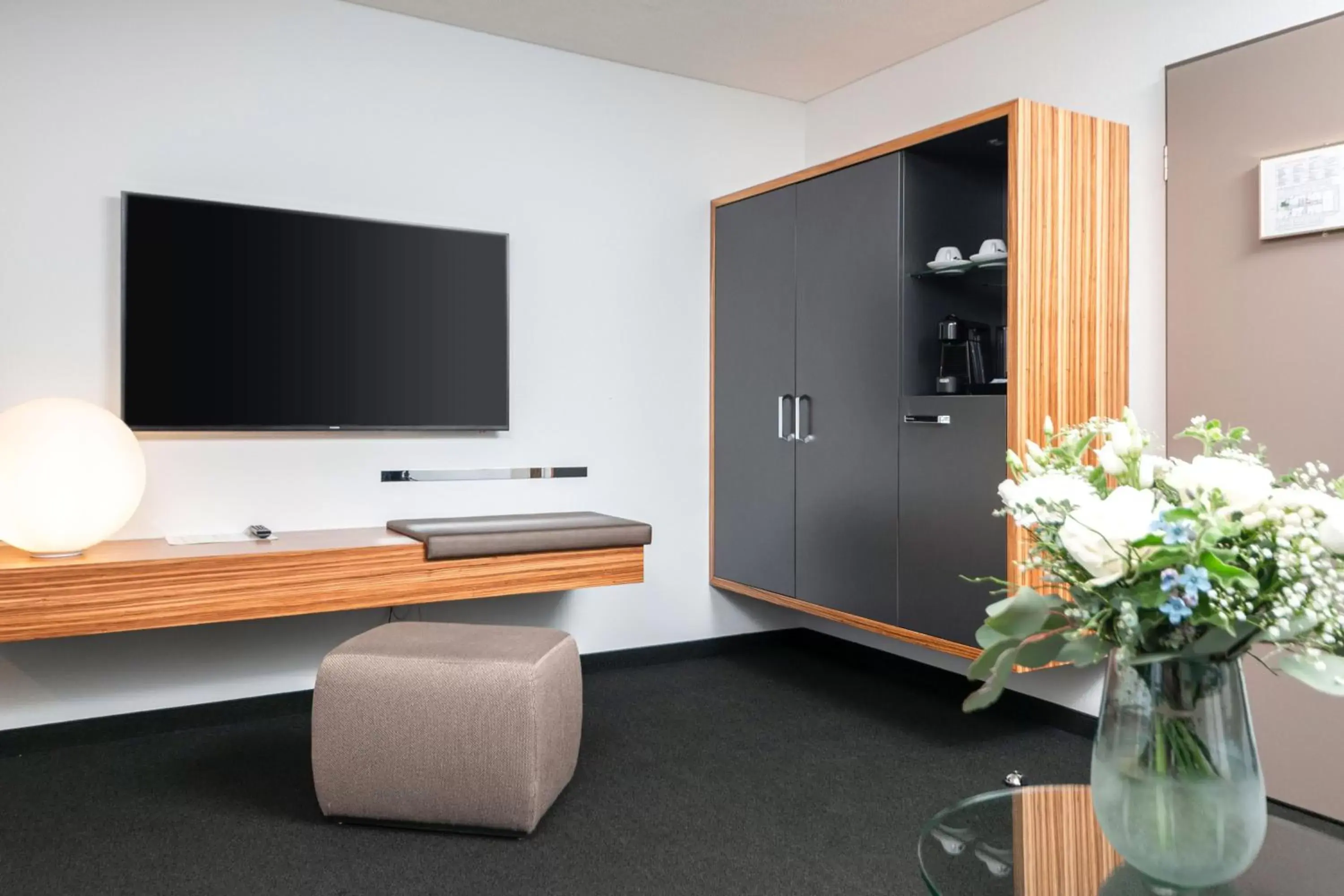 Bedroom, TV/Entertainment Center in Seehotel Kastanienbaum
