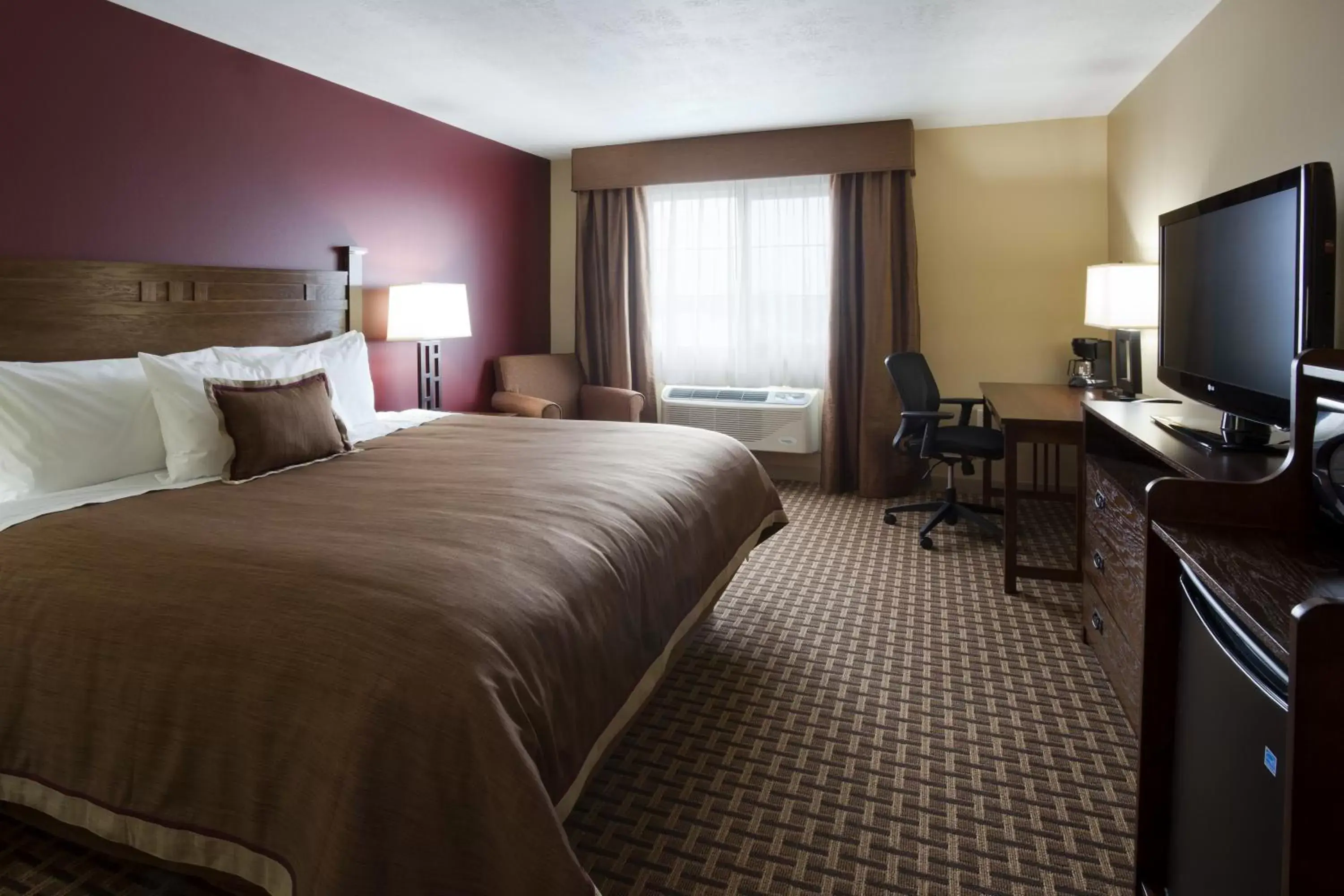 Bedroom, TV/Entertainment Center in GrandStay Inn & Suites of Luverne