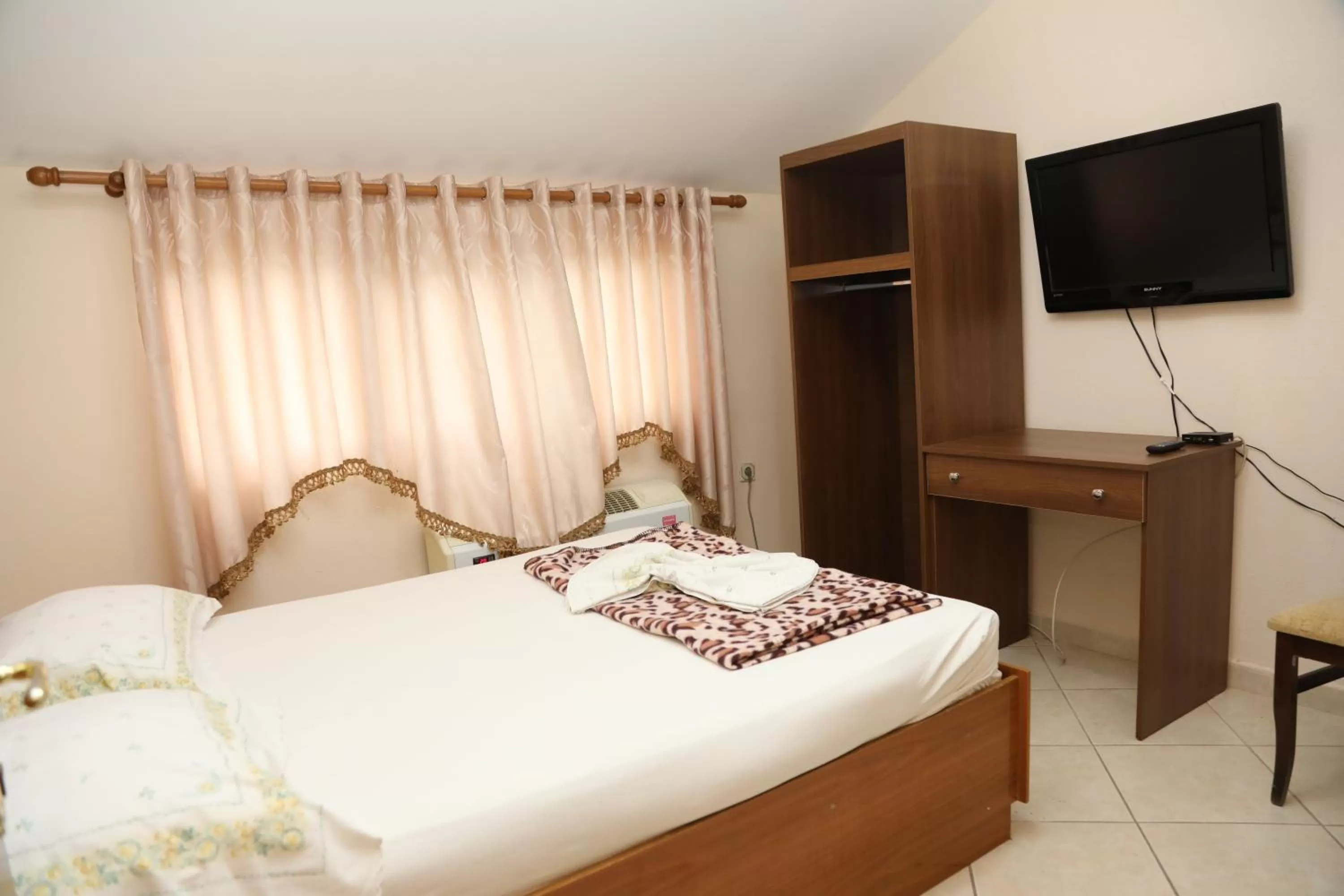 Bed in Hotel Kabashi