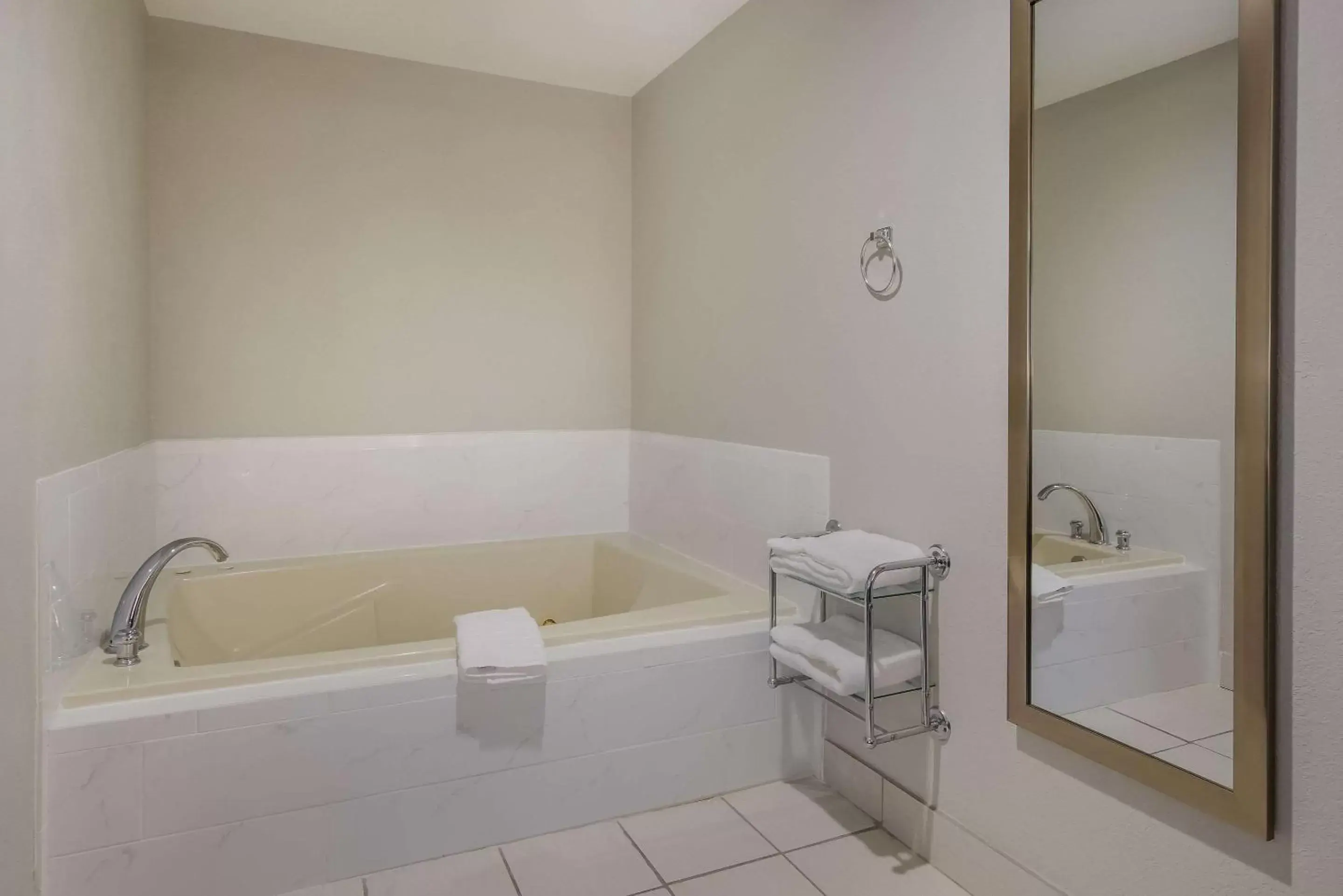 Bedroom, Bathroom in Clarion Pointe Harrodsburg-Danville