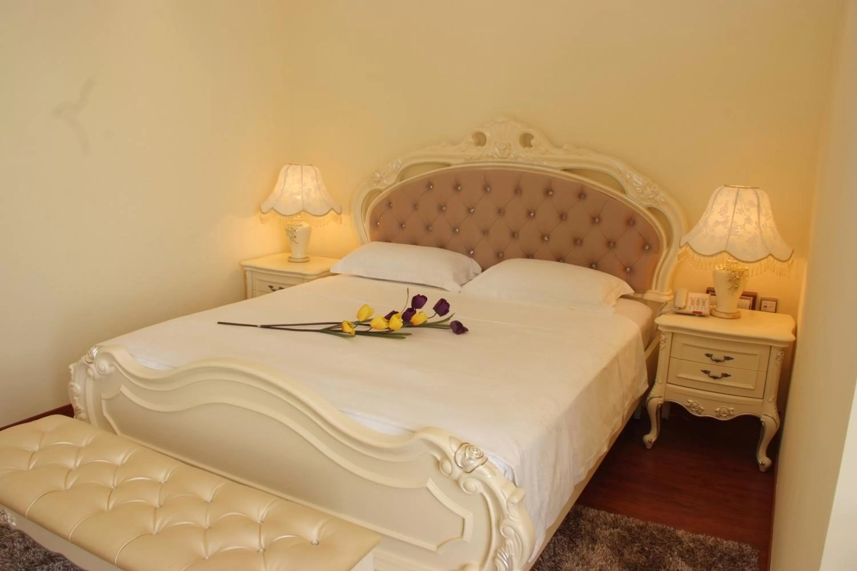 Photo of the whole room, Bed in Victoria Beach Hotel