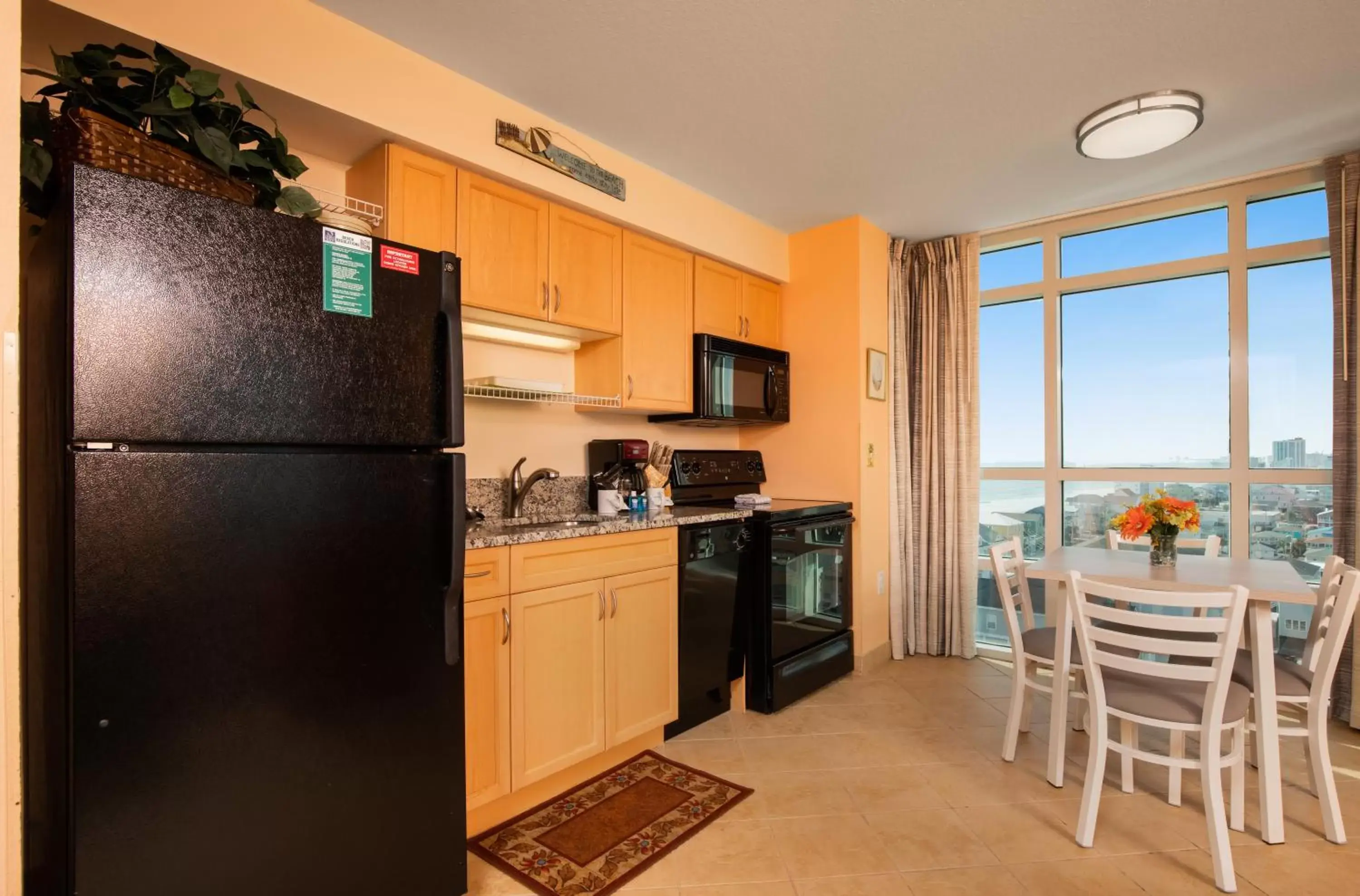 Dining area, Kitchen/Kitchenette in Prince Resort