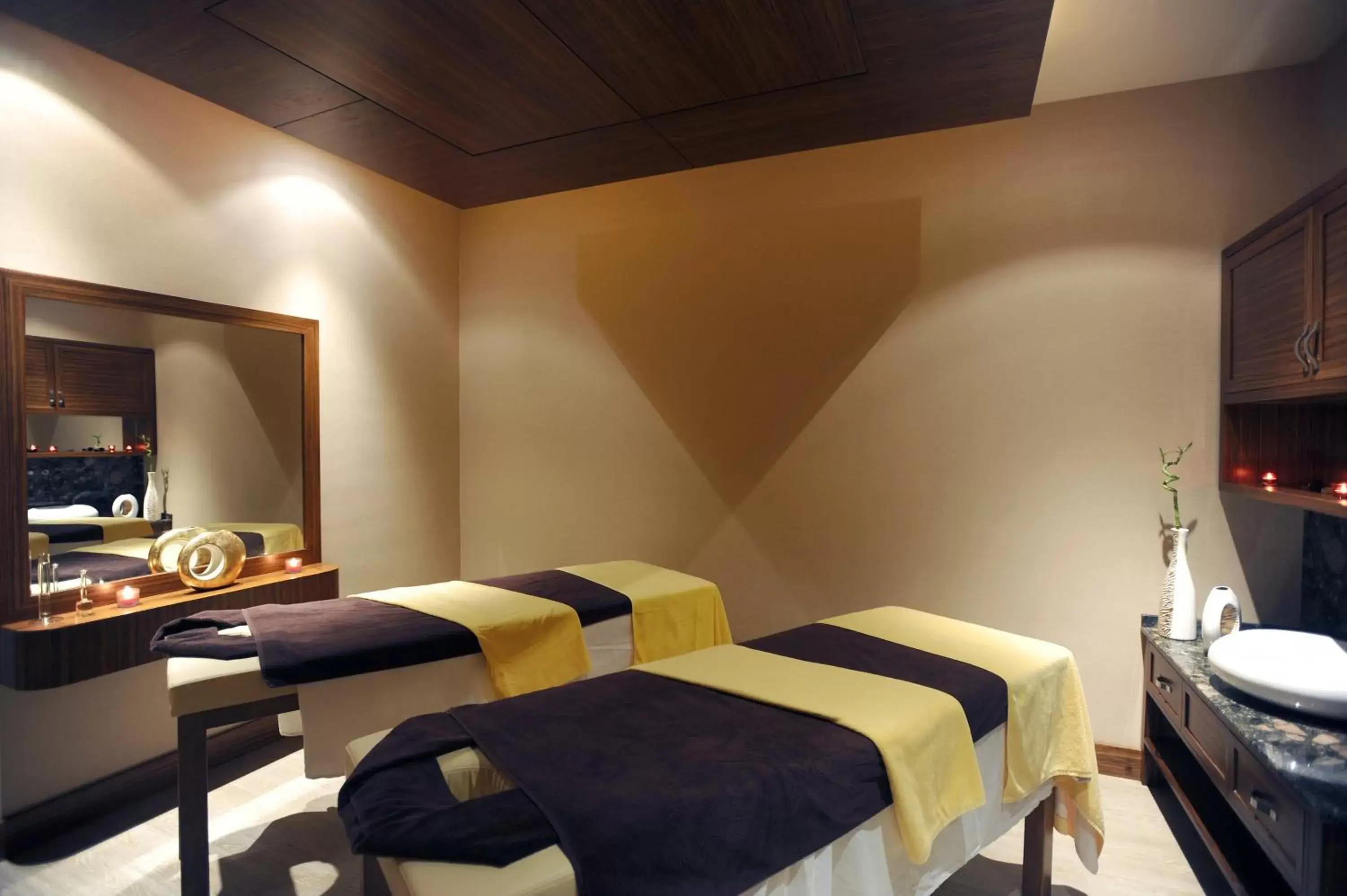 Spa and wellness centre/facilities, Bed in Titanic City Taksim