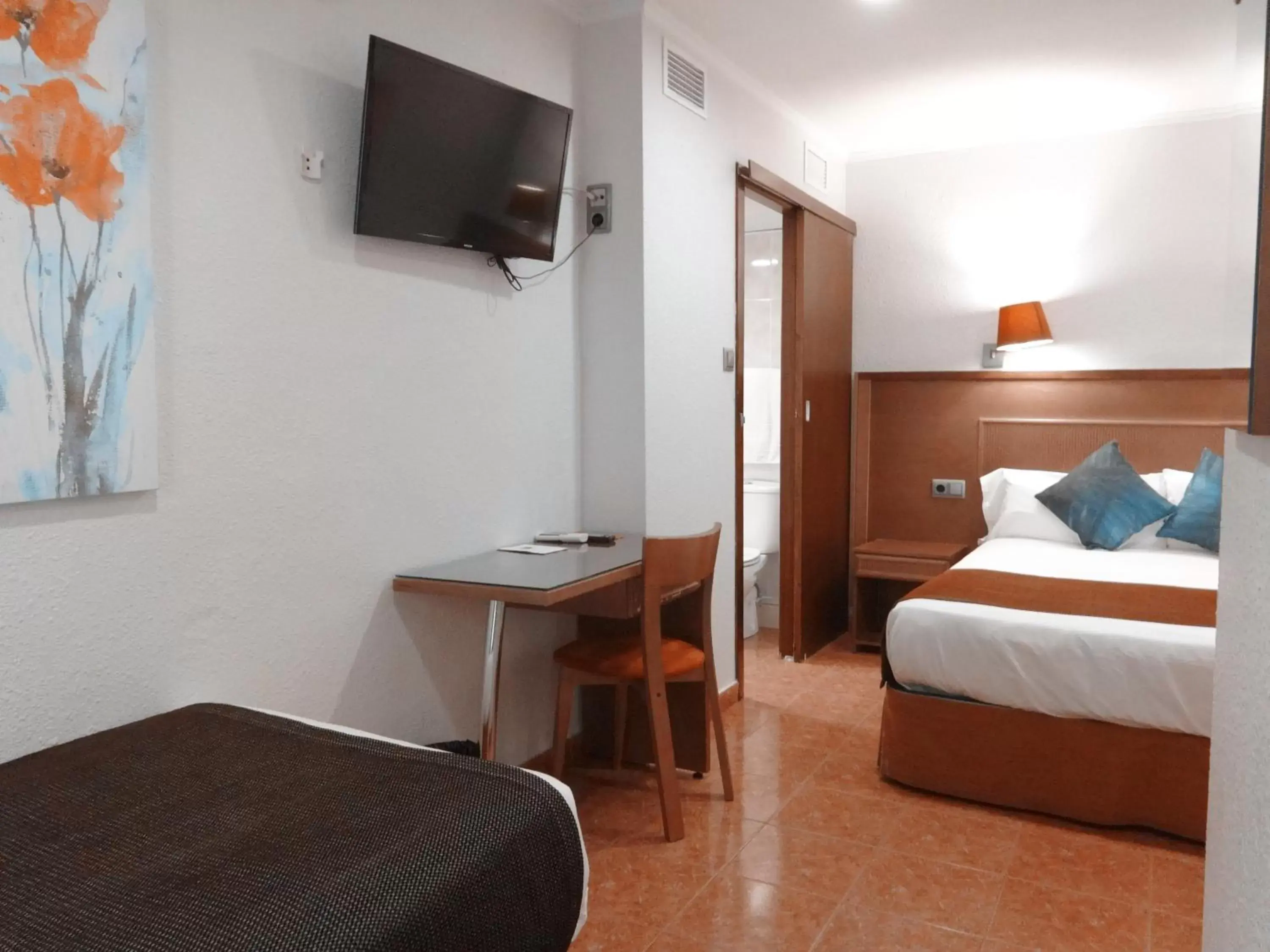Bed, TV/Entertainment Center in Hotel Lloret Ramblas