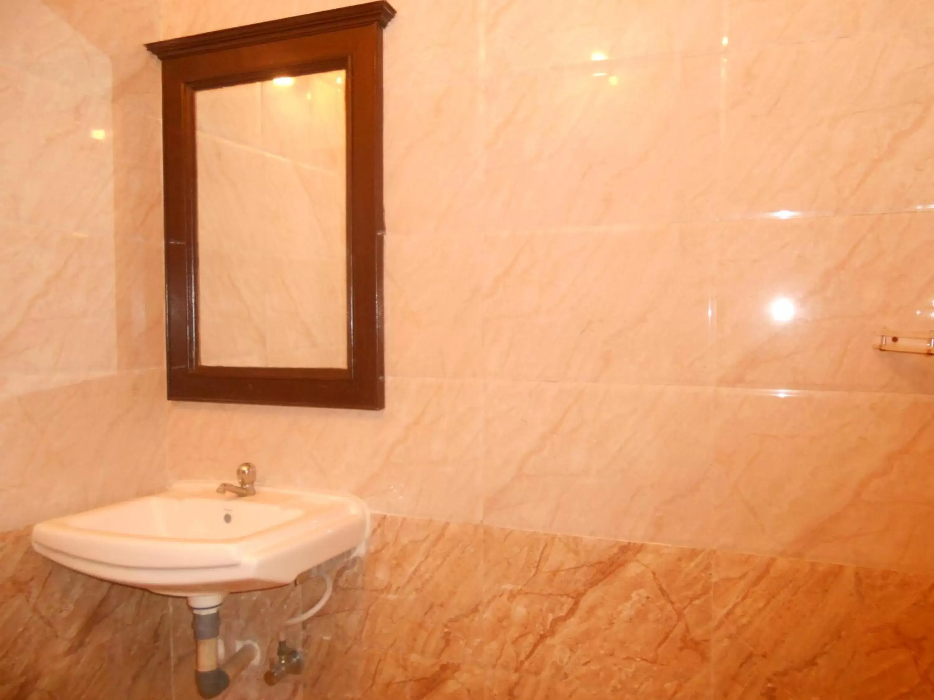 Bathroom in Hotel Kamal Nearest To Taj Mahal