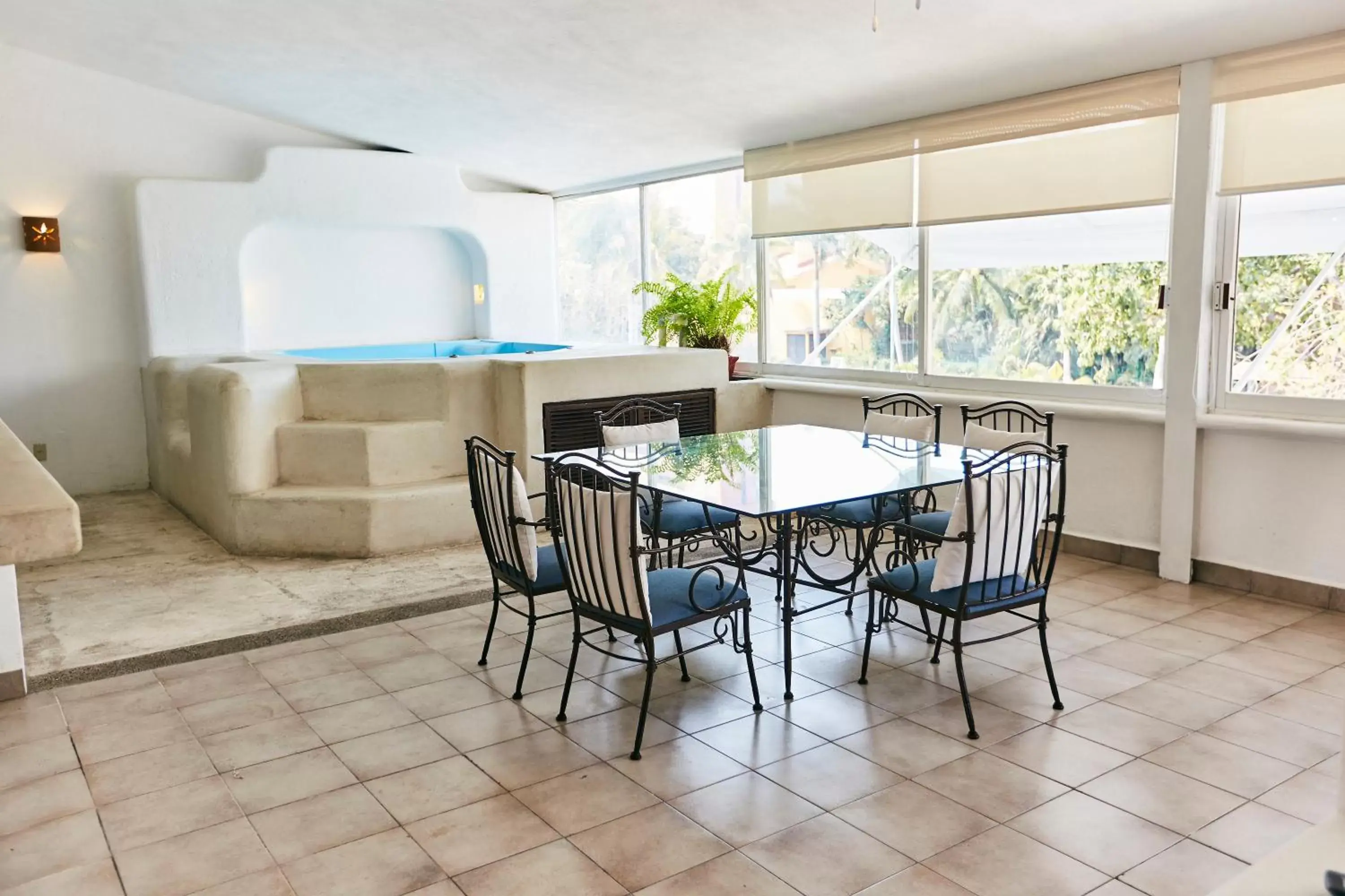 Swimming pool in Hotel Suites Ixtapa Plaza