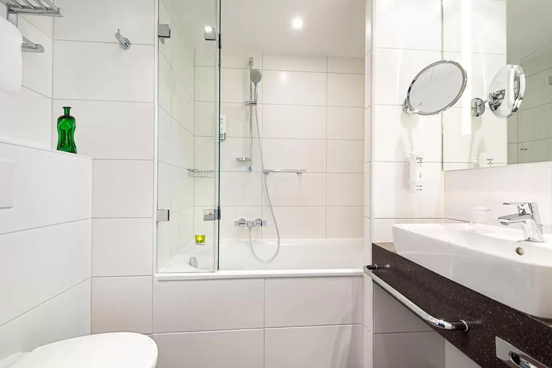 Twin Room - Non-Smoking in Holiday Inn Berlin City East Side, an IHG Hotel Twin Room - Non-Smoking in Holiday Inn Berlin City East Side, an IHG Hotel