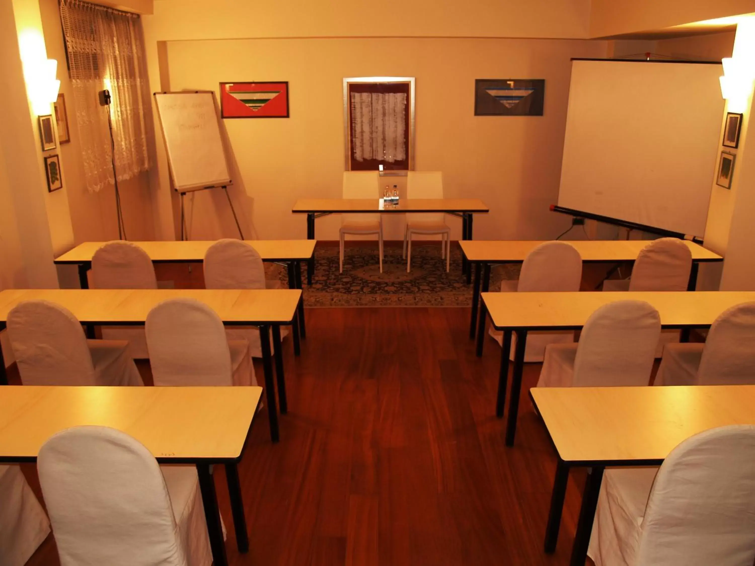 Business facilities in Deco Hotel