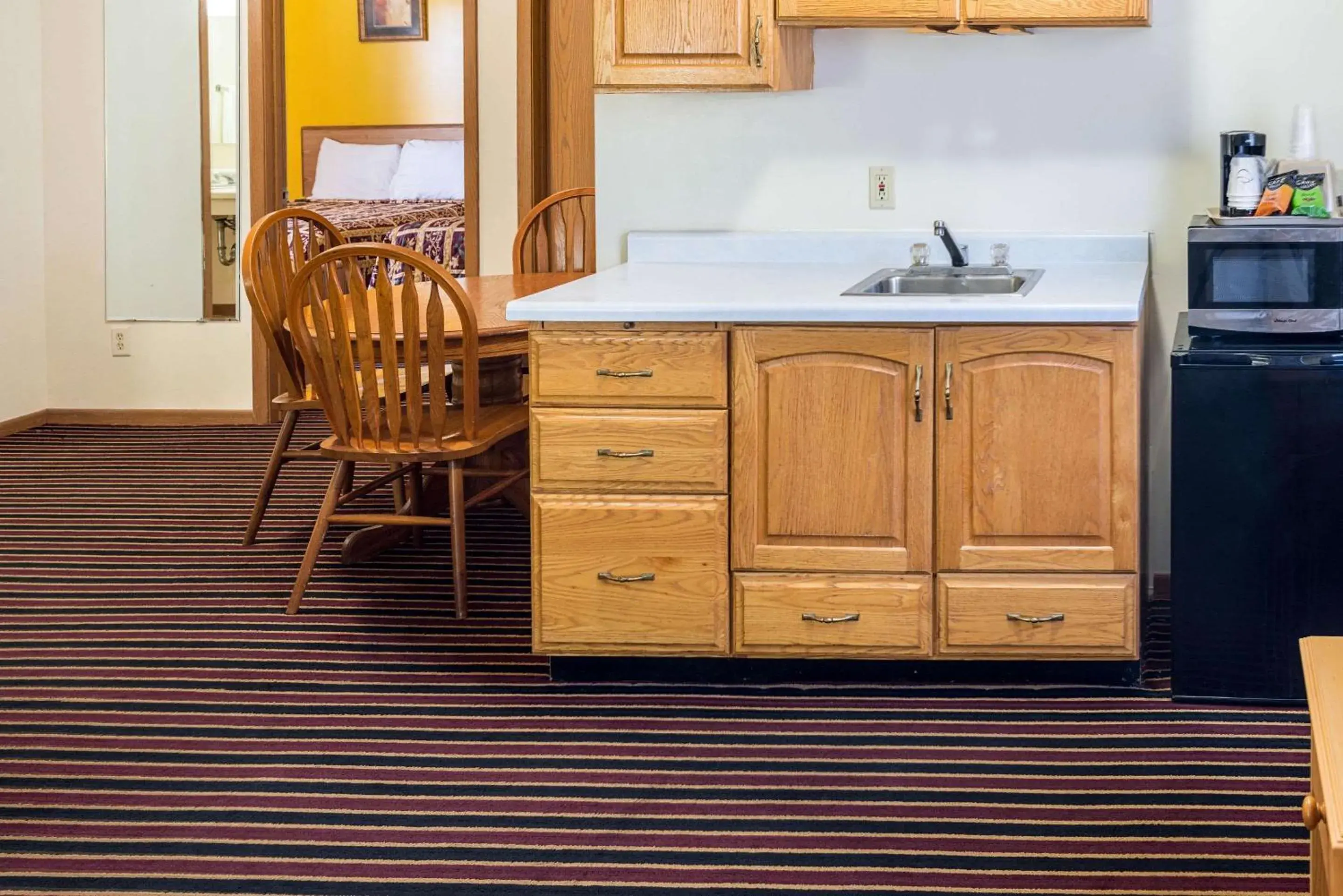 Photo of the whole room, Kitchen/Kitchenette in Rodeway Inn & Suites Austin