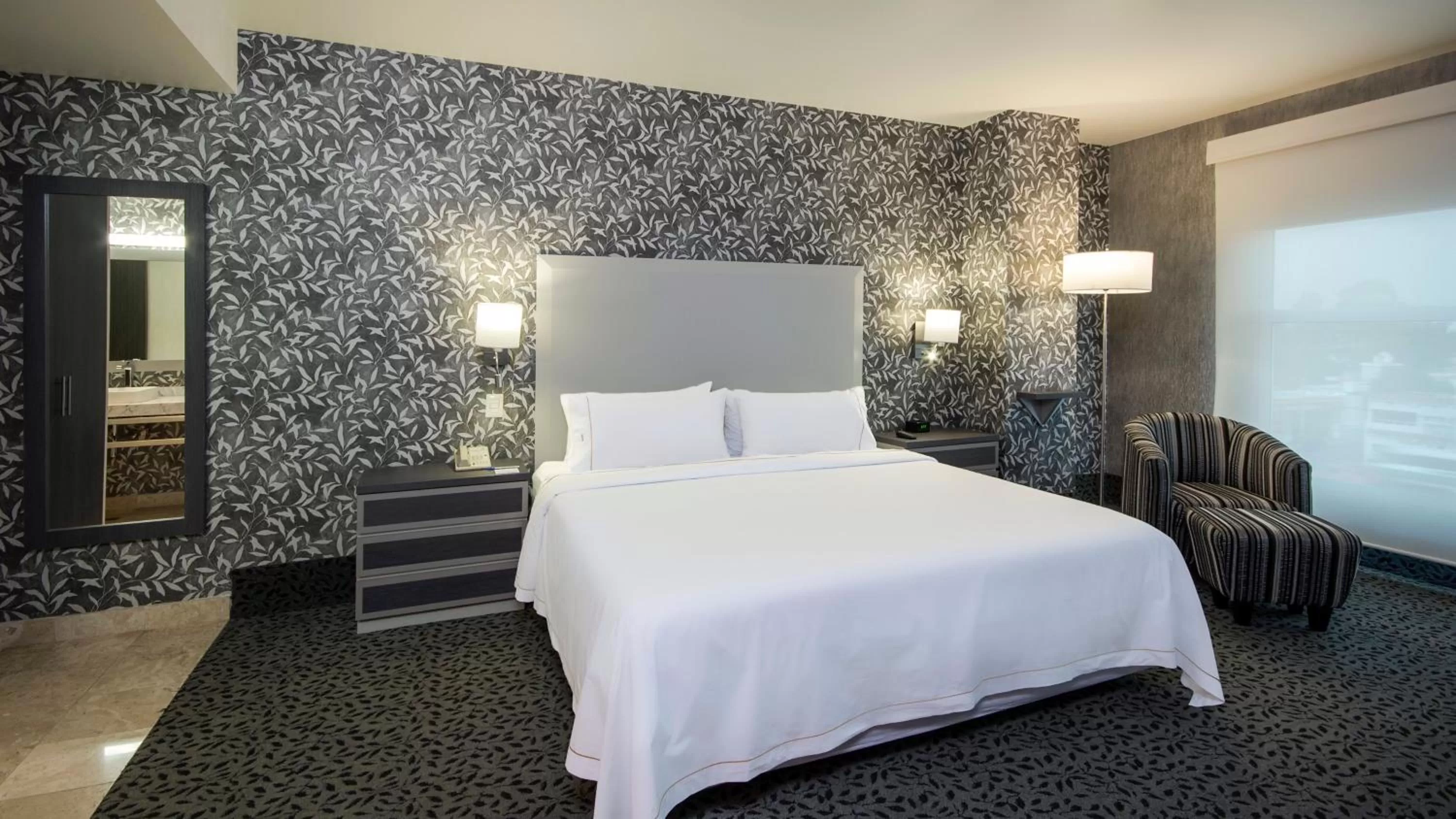 Photo of the whole room, Bed in Holiday Inn Express & Suites Queretaro by IHG
