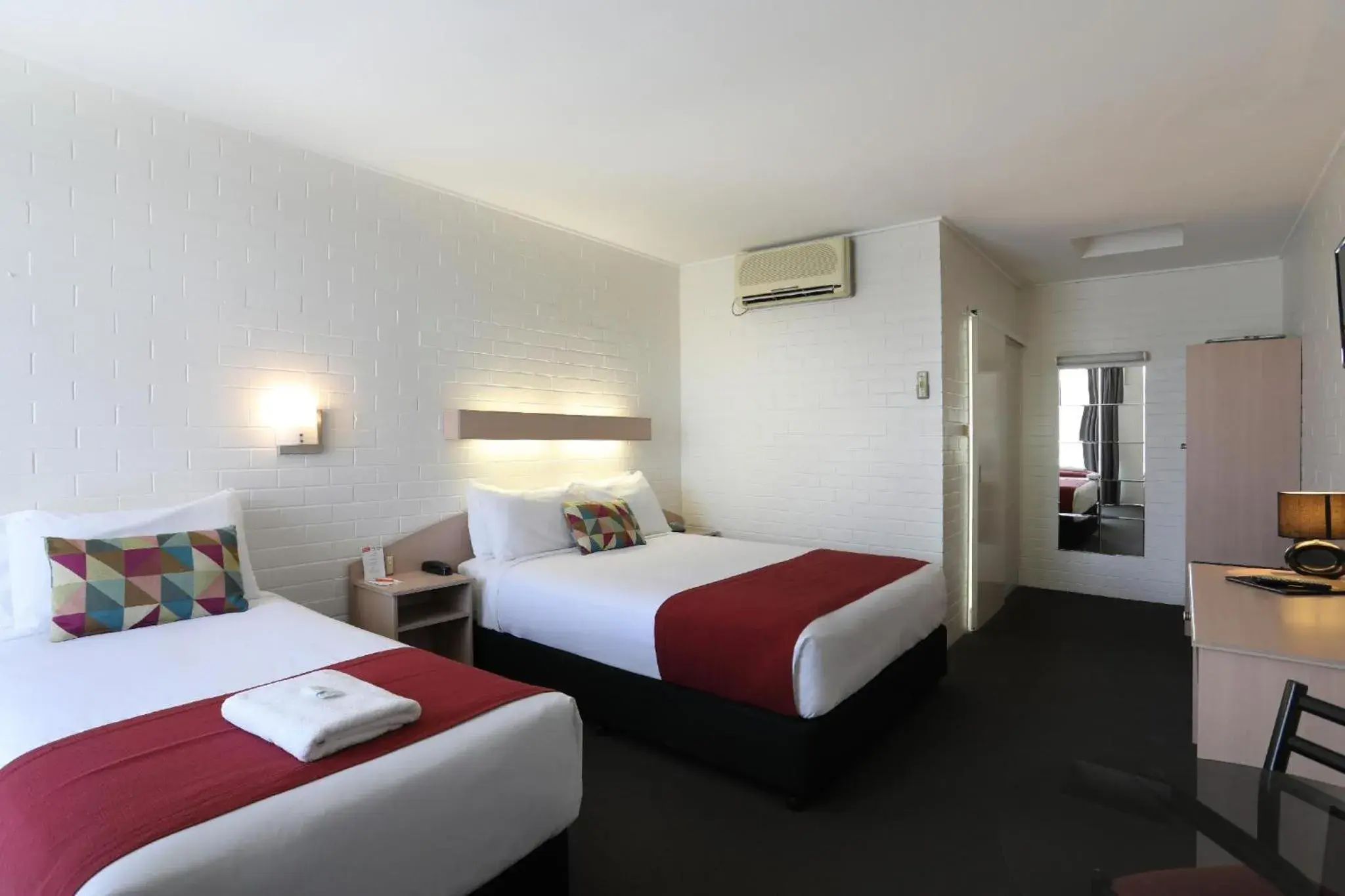 Photo of the whole room, Bed in Redhill Tamworth Motor Inn and Conference Centre