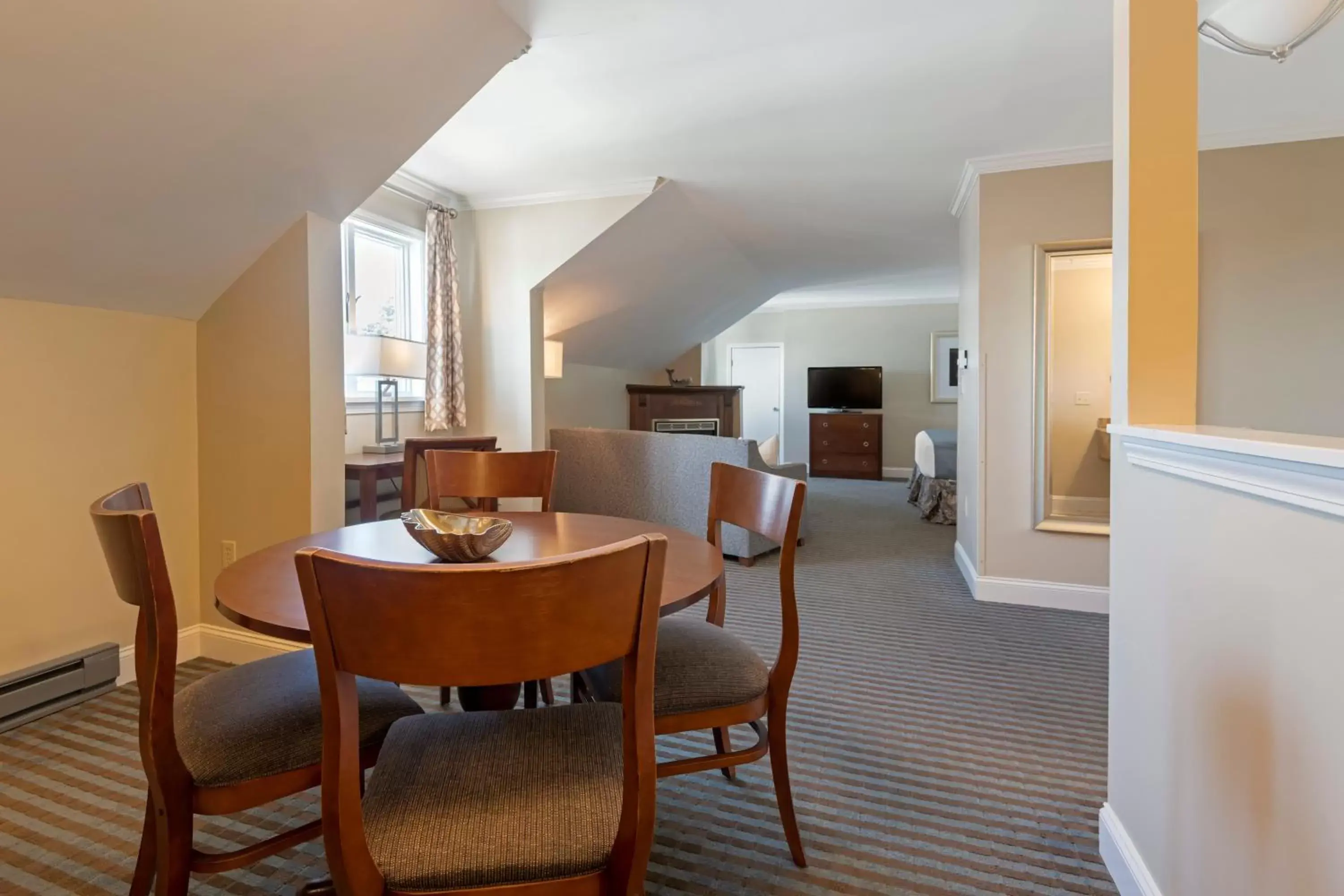 Living room, Dining Area in Union Bluff Hotel