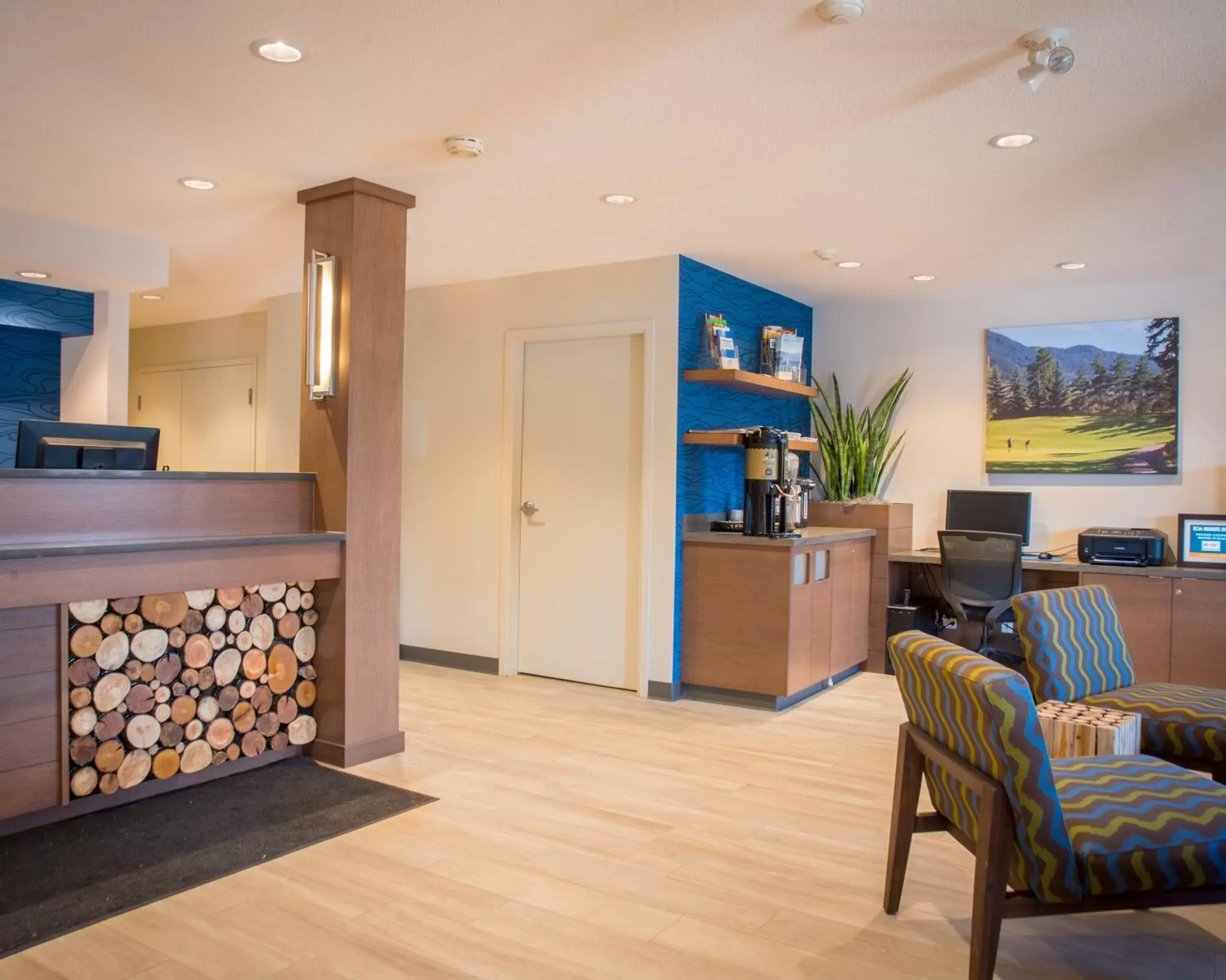 Communal lounge/ TV room, Lounge/Bar in Accent Inns Kelowna