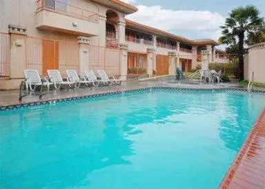 Property building, Swimming Pool in Americas Best Value Inn Manteca