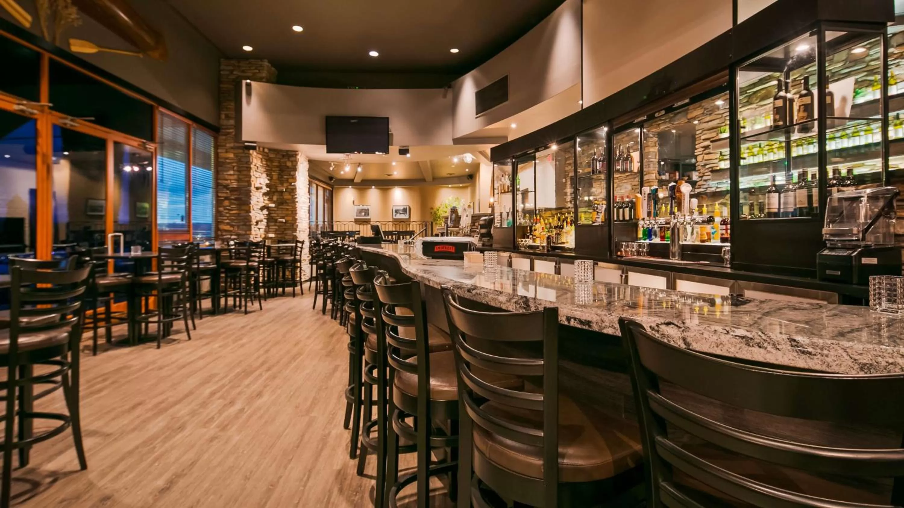 Lounge or bar in Best Western PLUS Mission City Lodge