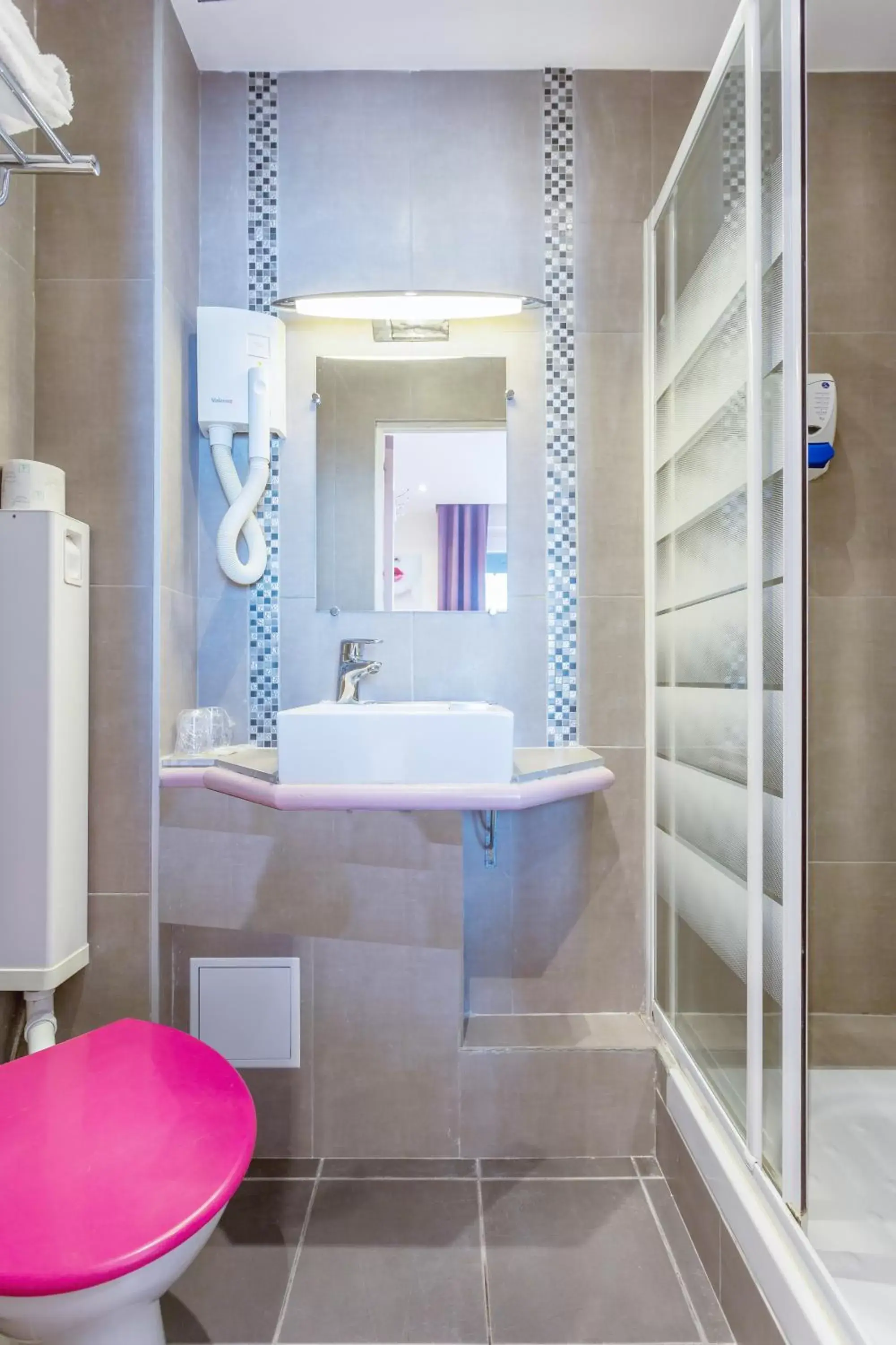 Shower, Bathroom in Pink Hotel