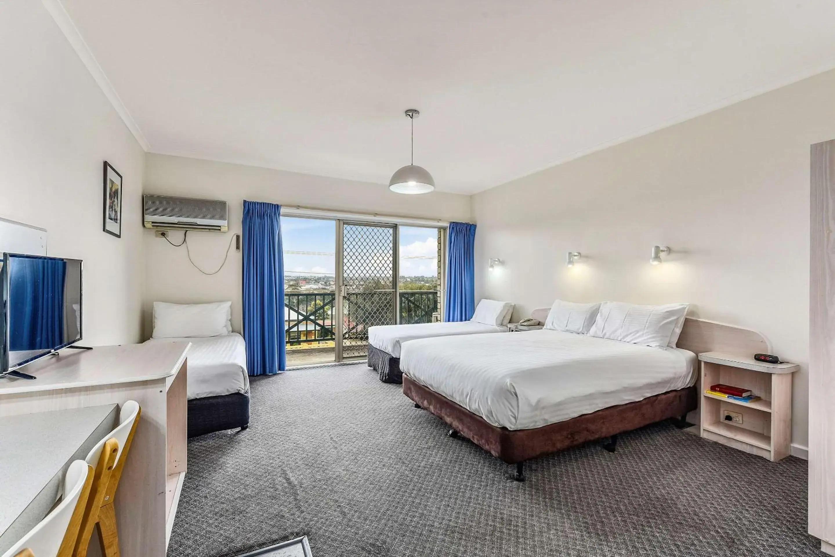 Family Room in Comfort Inn The Lakes Family Room in Comfort Inn The Lakes